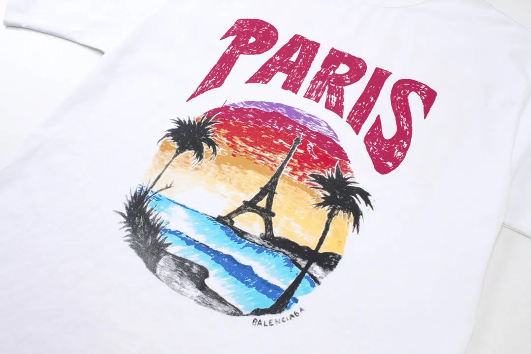 🅿️180 Detail Picture [Top version. Official website quality] BALENCI*GA/Paris. Hawaiian sunset coconut palm tower LOGO pattern short-sleeved T-shirt, brick cabinet synchronization. The fabric is made of Paris ZP custom-woven and dyed cotton sweatshirt. The weight is 260 grams, the cloth surface is clean. The cloth pattern is clear, soft and comfortable. The threads are dyed with no color difference. The classic pattern printing uses imported machine direct printing. The effect is three-dimensional and restores the brick cabinet. Different market currencies, welcome to compare. The version adopts OS loose shoulder design. Same style for men and women. Code: BL223218 Color: black. White. Size: XS to L