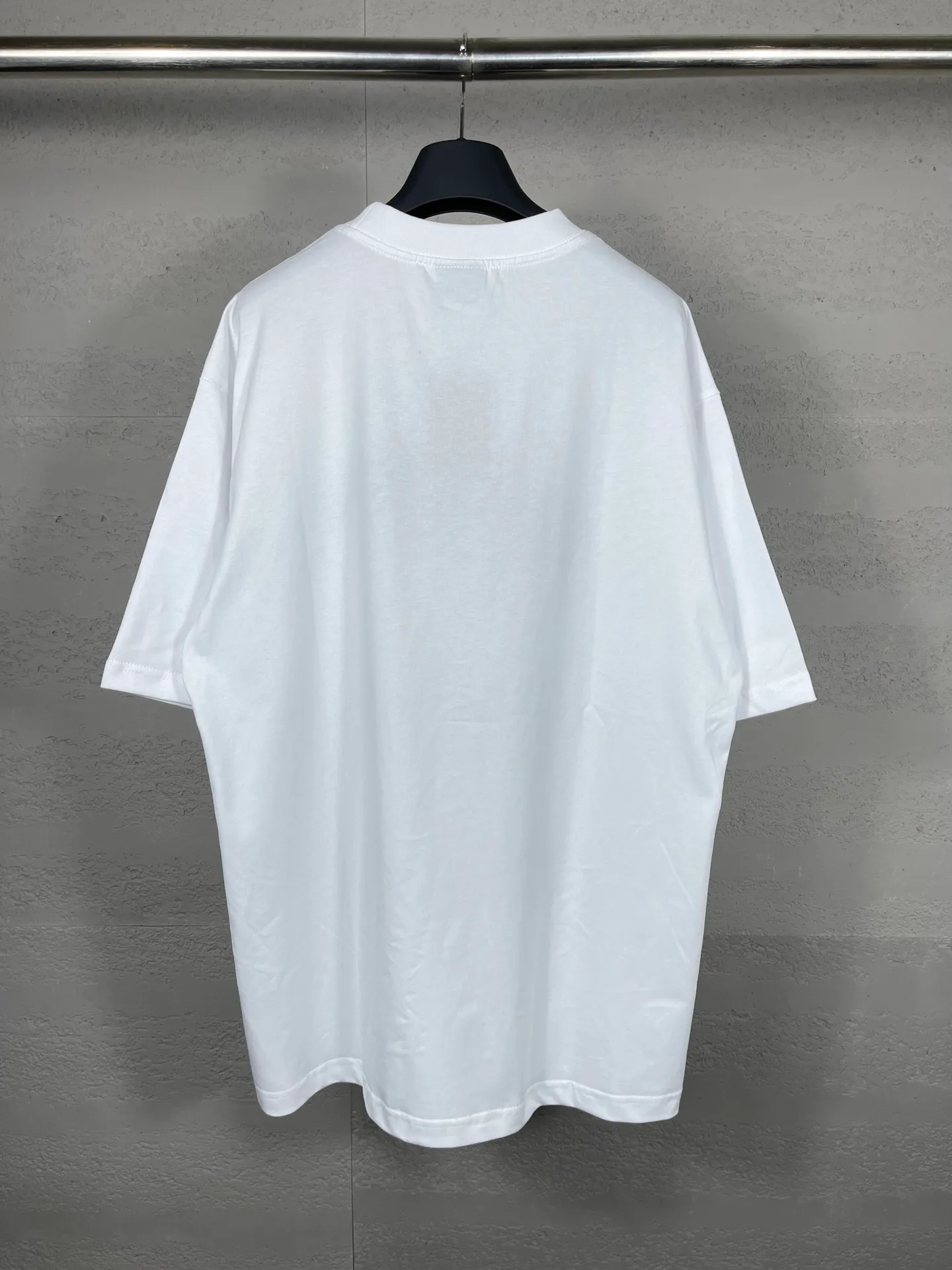 🅿️180 real photos [Top version. Official website quality] BALENCI*GA/Paris BALENCI*GA#2024 latest model, large reverse letter LOGO icon embroidered short-sleeved T-shirt. Brick cabinet synchronization. Genuine products are developed and developed in the first time. Welcome to compare! The fabric is made of Paris ZP custom-woven and dyed 100% cotton double-yarn compact cotton. The weight is 260 grams. The cloth surface is clean. The cloth pattern is clear. It is soft and comfortable. It has good color fastness and is not easy to change color. The threads are woven and dyed with no color difference. The embroidery is done using an imported Tajima embroidery machine, with a three-dimensional effect and clear lines. There are no burrs and miscellaneous threads, and the embroidery is of ultra-high craftsmanship. The version adopts OS loose shoulder design. Same style for men and women. Code: BL223215 Color: Black. White Size: XS to L