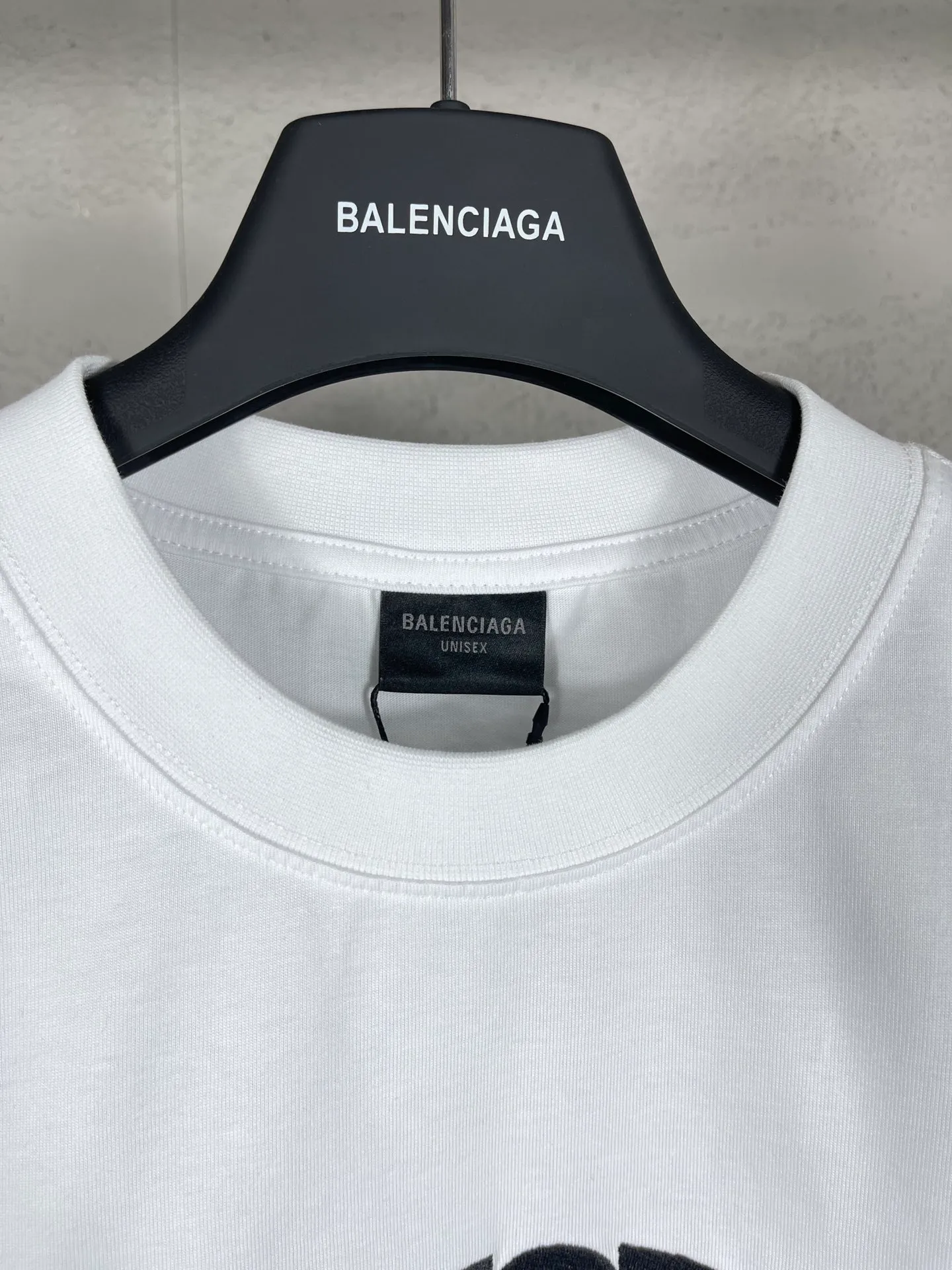 🅿️180 real photos [Top version. Official website quality] BALENCI*GA/Paris BALENCI*GA#2024 latest model, large reverse letter LOGO icon embroidered short-sleeved T-shirt. Brick cabinet synchronization. Genuine products are developed and developed in the first time. Welcome to compare! The fabric is made of Paris ZP custom-woven and dyed 100% cotton double-yarn compact cotton. The weight is 260 grams. The cloth surface is clean. The cloth pattern is clear. It is soft and comfortable. It has good color fastness and is not easy to change color. The threads are woven and dyed with no color difference. The embroidery is done using an imported Tajima embroidery machine, with a three-dimensional effect and clear lines. There are no burrs and miscellaneous threads, and the embroidery is of ultra-high craftsmanship. The version adopts OS loose shoulder design. Same style for men and women. Code: BL223215 Color: Black. White Size: XS to L