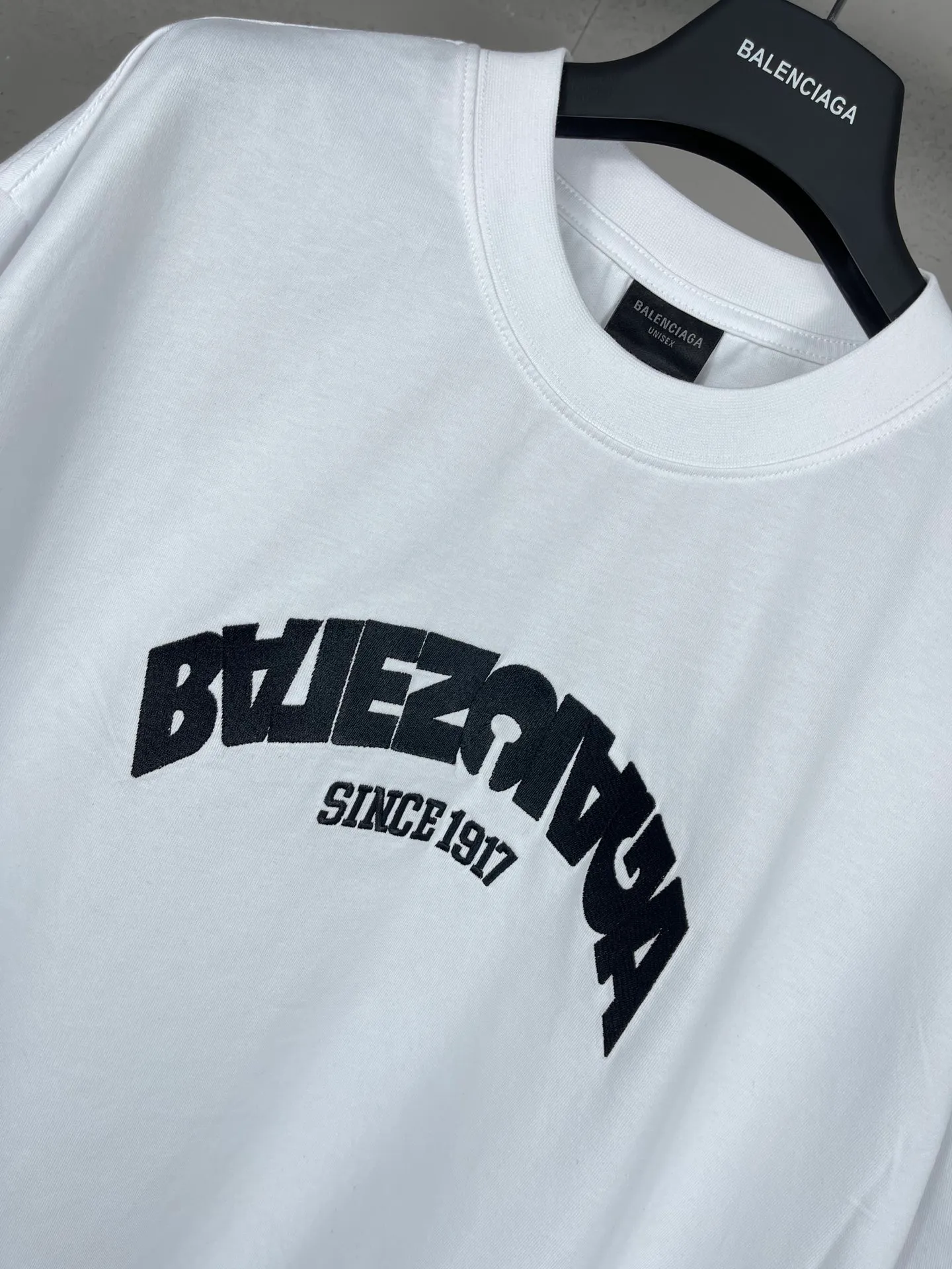 🅿️180 real photos [Top version. Official website quality] BALENCI*GA/Paris BALENCI*GA#2024 latest model, large reverse letter LOGO icon embroidered short-sleeved T-shirt. Brick cabinet synchronization. Genuine products are developed and developed in the first time. Welcome to compare! The fabric is made of Paris ZP custom-woven and dyed 100% cotton double-yarn compact cotton. The weight is 260 grams. The cloth surface is clean. The cloth pattern is clear. It is soft and comfortable. It has good color fastness and is not easy to change color. The threads are woven and dyed with no color difference. The embroidery is done using an imported Tajima embroidery machine, with a three-dimensional effect and clear lines. There are no burrs and miscellaneous threads, and the embroidery is of ultra-high craftsmanship. The version adopts OS loose shoulder design. Same style for men and women. Code: BL223215 Color: Black. White Size: XS to L