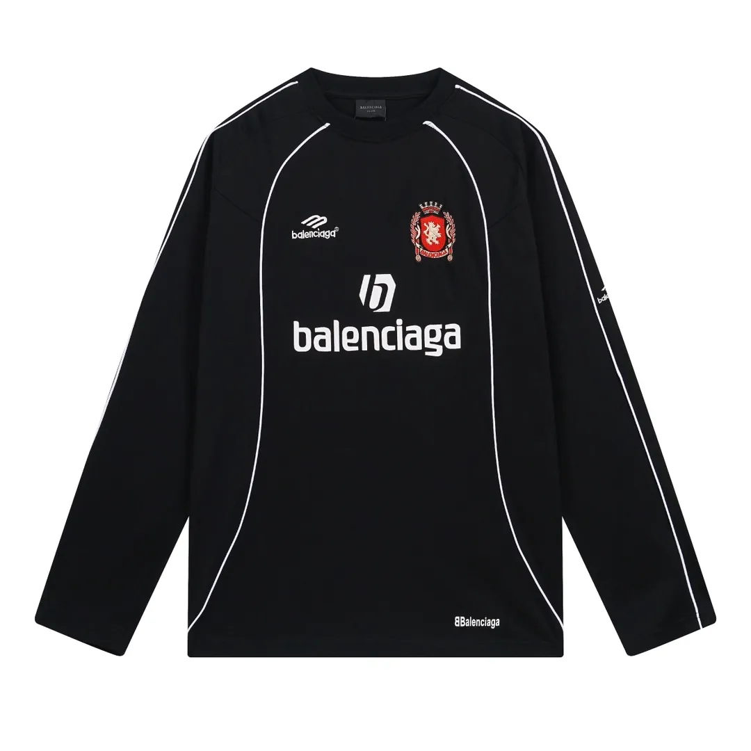 🅿️300 real photos [Top version. Official website quality] BALENCI*GA/Paris new model. Co-branded football sportswear LOGO embroidered printed long-sleeved T-shirt # The whole piece of clothing is stitched with multiple stitching edges. The craftsmanship is extremely complex and the market currency is very different. Welcome to compare 🆚. The fabric is made of Paris ZP custom-woven and dyed cotton double yarn. Weighing 260 grams, the cloth surface is clean. The cloth pattern is clear, soft and comfortable. The threads are dyed with no color difference. The classic pattern embroidery is embroidered by Tajima imported embroidery machine, and the printing uses imported glue. The letters are clear, three-dimensional and without burrs. Jubie market produces pictures based on pictures. Welcome to compare. The version adopts OS loose shoulder design. Same style for men and women. Code: BL225036 Color: black, white, pink, red, fluorescent yellow Size: XS S M L