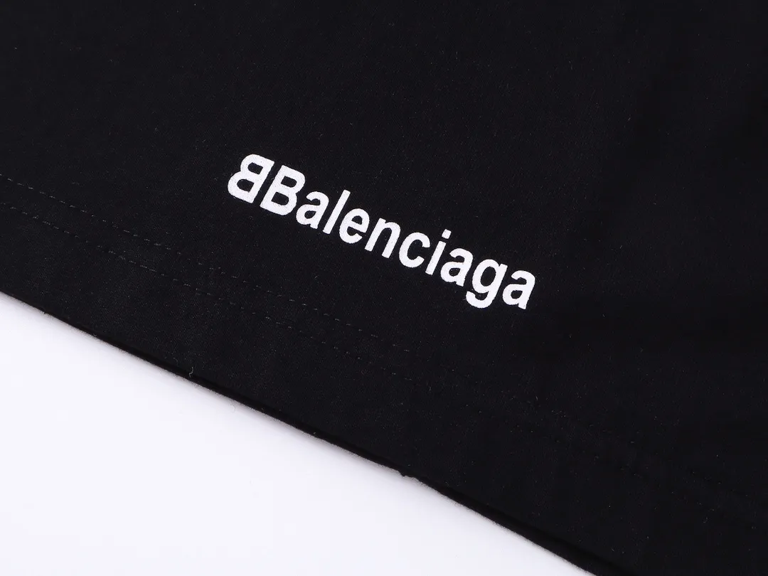 🅿️300 real photos [Top version. Official website quality] BALENCI*GA/Paris new model. Co-branded football sportswear LOGO embroidered printed long-sleeved T-shirt # The whole piece of clothing is stitched with multiple stitching edges. The craftsmanship is extremely complex and the market currency is very different. Welcome to compare 🆚. The fabric is made of Paris ZP custom-woven and dyed cotton double yarn. Weighing 260 grams, the cloth surface is clean. The cloth pattern is clear, soft and comfortable. The threads are dyed with no color difference. The classic pattern embroidery is embroidered by Tajima imported embroidery machine, and the printing uses imported glue. The letters are clear, three-dimensional and without burrs. Jubie market produces pictures based on pictures. Welcome to compare. The version adopts OS loose shoulder design. Same style for men and women. Code: BL225036 Color: black, white, pink, red, fluorescent yellow Size: XS S M L