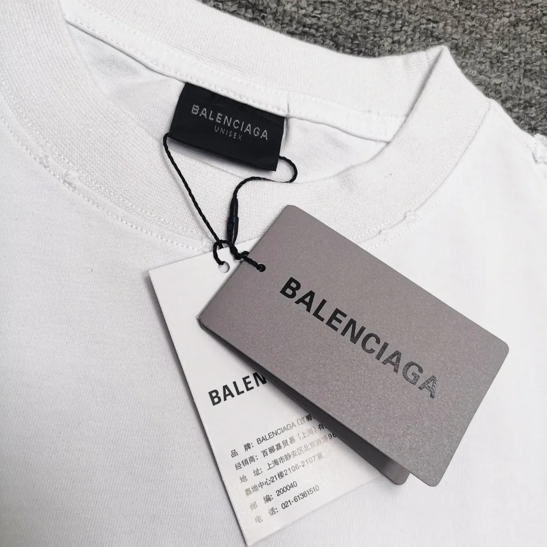 [Breaking new arrival] Top quality BALENCIAGA Paris spring and summer latest tape print washed and worn male and female couple star same style short sleeves 23ss tape tye black retro plain fabric medium version short sleeves Paris' new season's products have added the elements of artistic tape stickers, hot rhinestones and post-it notes, changing the previous minimalist printing style, this time the creativity is really laborious. The micro-OS style is friendly to both men and women. The fixed yarn and washed cotton are soft and waxy and resistant to damage. The slightly distressed worn details are a no-brainer for me who likes 𝐕𝐢𝐧𝐭𝐚𝐠𝐞. There are two styles of front and back printing. The front is like paper tape, and the back is a bright yellow graffiti painting effect, which has a strong impact on people. It looks great with denim overalls, and it’s super cool for girls to wear it with their lower body missing. Original custom-woven and dyed pure cotton material, heavily distressed. Counter 1/1; This product has a unisex design. The same oversize version for men and women·Tape Type logo on the front and back. It is characterized by heavy wear and washable effect. P; 140 Size: XS-L Color: White P: 280