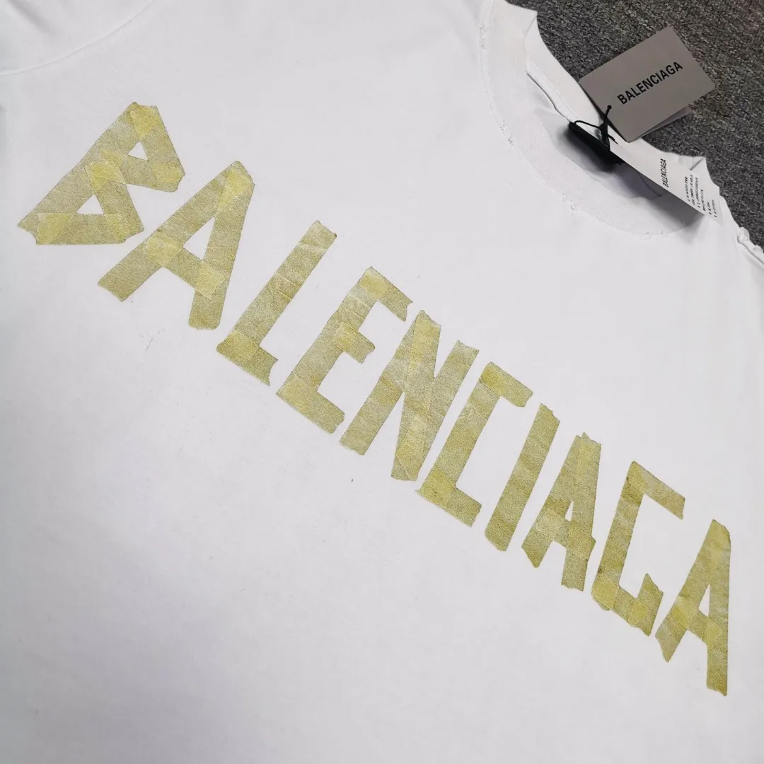 [Breaking new arrival] Top quality BALENCIAGA Paris spring and summer latest tape print washed and worn male and female couple star same style short sleeves 23ss tape tye black retro plain fabric medium version short sleeves Paris' new season's products have added the elements of artistic tape stickers, hot rhinestones and post-it notes, changing the previous minimalist printing style, this time the creativity is really laborious. The micro-OS style is friendly to both men and women. The fixed yarn and washed cotton are soft and waxy and resistant to damage. The slightly distressed worn details are a no-brainer for me who likes 𝐕𝐢𝐧𝐭𝐚𝐠𝐞. There are two styles of front and back printing. The front is like paper tape, and the back is a bright yellow graffiti painting effect, which has a strong impact on people. It looks great with denim overalls, and it’s super cool for girls to wear it with their lower body missing. Original custom-woven and dyed pure cotton material, heavily distressed. Counter 1/1; This product has a unisex design. The same oversize version for men and women·Tape Type logo on the front and back. It is characterized by heavy wear and washable effect. P; 140 Size: XS-L Color: White P: 280