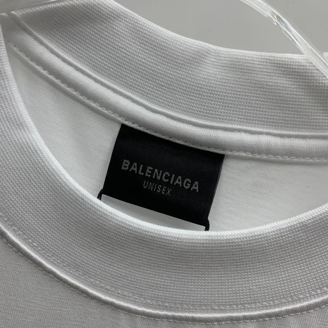 Top tested version 𝐁A𝐋EN𝐂IA𝐆A/Balenciaga Wave T-shirt Fabric: Double yarn 32 counts 240g - Counter synchronization #The highest version on the market The original development of custom-woven fabrics is washed and treated. Full of thickness. The texture is different from market products. Highly restored #Original molding. Printed using an imported oval crack machine. Each print is aligned neatly without burrs. The front and rear platens are hand-printed. Precision mesh production stencils. Imported environmentally friendly slurry scraper, letters are clearly restored, letter spacing, size is consistent with the original version, highly restored to 24ss, best-selling model on the market, same style for men and women size: xs s m l color: black white P: 290