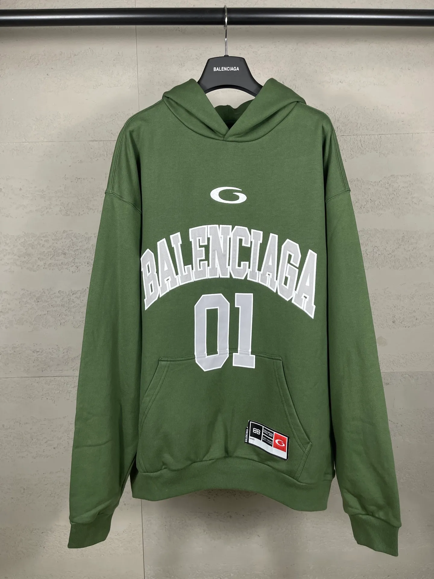 🅿️350 Actual pictures [Top version. Official website quality] BALENCI*GA/Paris.SS25 latest basketball uniform embroidered printed hooded long-sleeved sweatshirt. The front embroidery is embroidered and printed using a Tajima computer embroidery machine, the lower left corner is stamped, and the back piece is printed. The brick cabinets are synchronized. The authentic product is developed at the first time. The fabric is made of Paris ZP custom-woven and dyed cotton sweatshirt. Weighing 460 grams, the cloth surface is clean. The cloth pattern is clear, soft and comfortable. The threads are dyed with no color difference. The printing uses environmentally friendly imported materials, the letters are clear and the effect is three-dimensional. The version adopts OS loose shoulder design. Same style for men and women. Code: BL258959 Color: black, purple, colorful blue, green Size: XS S M L