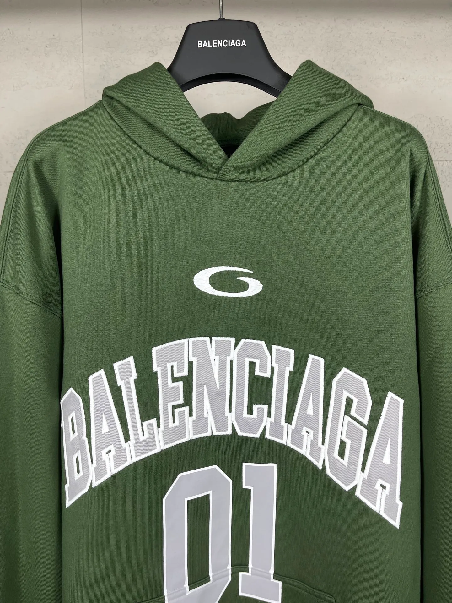 🅿️350 Actual pictures [Top version. Official website quality] BALENCI*GA/Paris.SS25 latest basketball uniform embroidered printed hooded long-sleeved sweatshirt. The front embroidery is embroidered and printed using a Tajima computer embroidery machine, the lower left corner is stamped, and the back piece is printed. The brick cabinets are synchronized. The authentic product is developed at the first time. The fabric is made of Paris ZP custom-woven and dyed cotton sweatshirt. Weighing 460 grams, the cloth surface is clean. The cloth pattern is clear, soft and comfortable. The threads are dyed with no color difference. The printing uses environmentally friendly imported materials, the letters are clear and the effect is three-dimensional. The version adopts OS loose shoulder design. Same style for men and women. Code: BL258959 Color: black, purple, colorful blue, green Size: XS S M L
