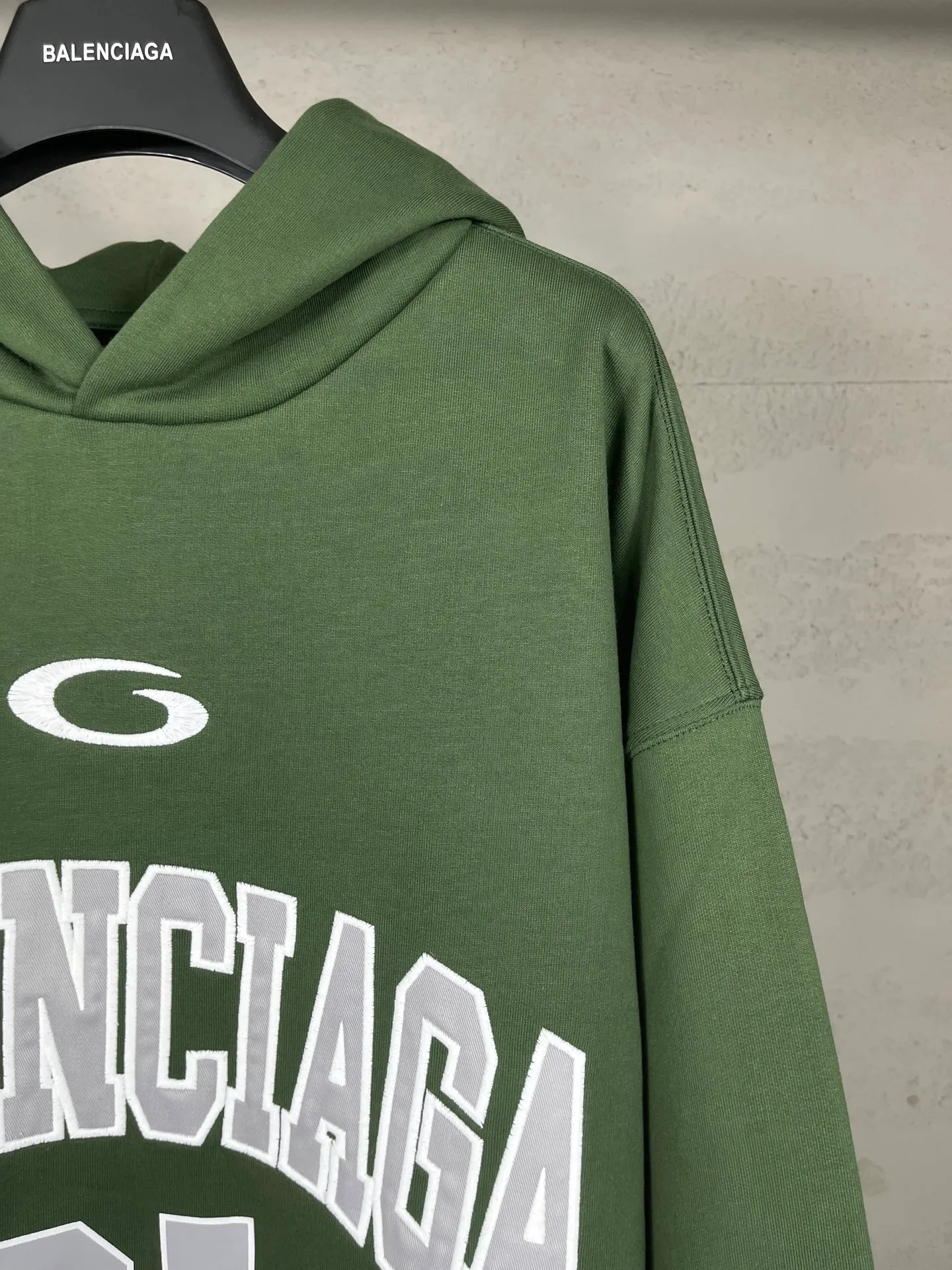 🅿️350 Actual pictures [Top version. Official website quality] BALENCI*GA/Paris.SS25 latest basketball uniform embroidered printed hooded long-sleeved sweatshirt. The front embroidery is embroidered and printed using a Tajima computer embroidery machine, the lower left corner is stamped, and the back piece is printed. The brick cabinets are synchronized. The authentic product is developed at the first time. The fabric is made of Paris ZP custom-woven and dyed cotton sweatshirt. Weighing 460 grams, the cloth surface is clean. The cloth pattern is clear, soft and comfortable. The threads are dyed with no color difference. The printing uses environmentally friendly imported materials, the letters are clear and the effect is three-dimensional. The version adopts OS loose shoulder design. Same style for men and women. Code: BL258959 Color: black, purple, colorful blue, green Size: XS S M L