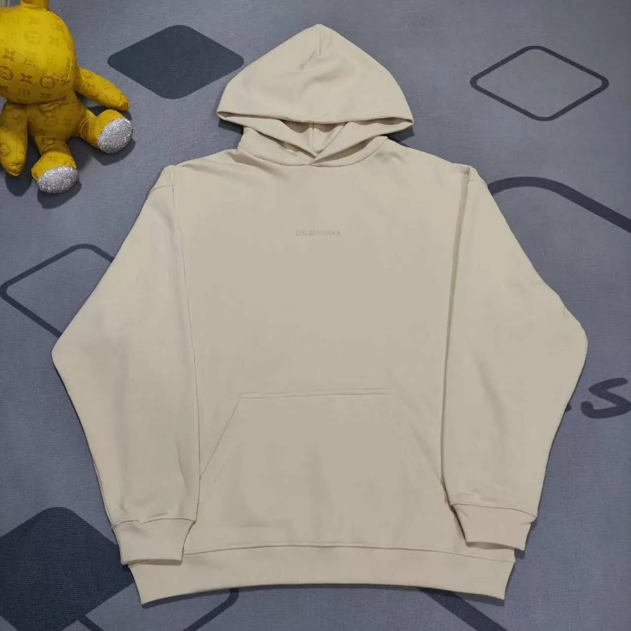The top version of BALENCIAGA with large LOGO basic letters on the back, pure cotton loose, same style for male and female couples, high-end embroidered cotton hoodie, hooded sweatshirt. The god of simplicity in Paris, a volume sought after by many stars. Lisa’s favorite basic short-sleeved Paris style, which has a very high appearance rate. Wear alone, paired with jeans, shorts, and sweatpants, it's a versatile style. Xiaohongshu, a hot item on INS, a must-have for Paris fans.  Using Tajima embroidery technology imported from Japan, the printing looks very three-dimensional and full, with no threads. Regardless of the size, the front and back letters can be expressed perfectly! The fabric is made of 460g pure cotton combed terry fabric!  A complete set of customized tags, collar tags, washed, plastic bags, and most importantly, a complete set of bags, tag codes, and codes are all authentic.  Color: Apricot Size: XS-L P:470