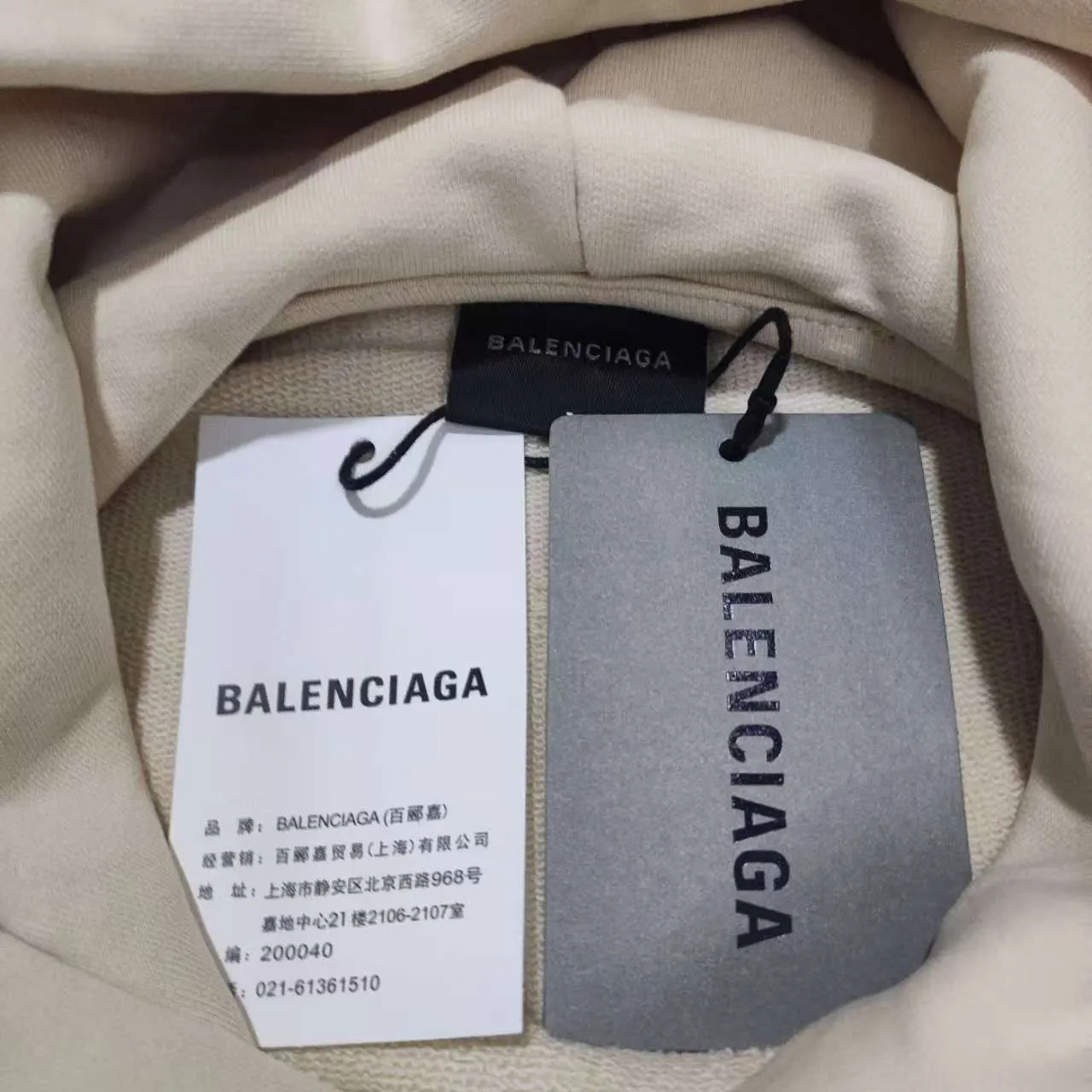 The top version of BALENCIAGA with large LOGO basic letters on the back, pure cotton loose, same style for male and female couples, high-end embroidered cotton hoodie, hooded sweatshirt. The god of simplicity in Paris, a volume sought after by many stars. Lisa’s favorite basic short-sleeved Paris style, which has a very high appearance rate. Wear alone, paired with jeans, shorts, and sweatpants, it's a versatile style. Xiaohongshu, a hot item on INS, a must-have for Paris fans.  Using Tajima embroidery technology imported from Japan, the printing looks very three-dimensional and full, with no threads. Regardless of the size, the front and back letters can be expressed perfectly! The fabric is made of 460g pure cotton combed terry fabric!  A complete set of customized tags, collar tags, washed, plastic bags, and most importantly, a complete set of bags, tag codes, and codes are all authentic.  Color: Apricot Size: XS-L P:470