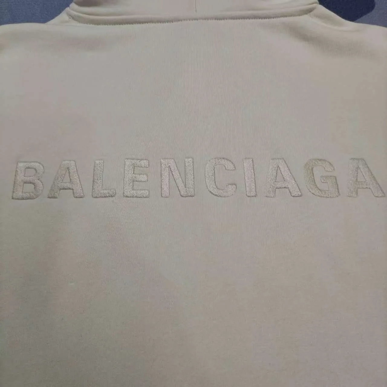 The top version of BALENCIAGA with large LOGO basic letters on the back, pure cotton loose, same style for male and female couples, high-end embroidered cotton hoodie, hooded sweatshirt. The god of simplicity in Paris, a volume sought after by many stars. Lisa’s favorite basic short-sleeved Paris style, which has a very high appearance rate. Wear alone, paired with jeans, shorts, and sweatpants, it's a versatile style. Xiaohongshu, a hot item on INS, a must-have for Paris fans.  Using Tajima embroidery technology imported from Japan, the printing looks very three-dimensional and full, with no threads. Regardless of the size, the front and back letters can be expressed perfectly! The fabric is made of 460g pure cotton combed terry fabric!  A complete set of customized tags, collar tags, washed, plastic bags, and most importantly, a complete set of bags, tag codes, and codes are all authentic.  Color: Apricot Size: XS-L P:470