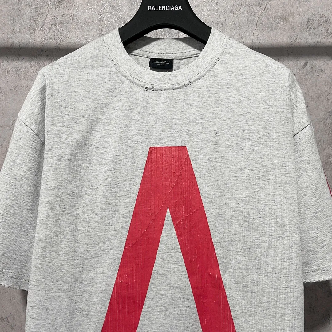 🅿️180 9121# Real shot top version [[BALENCIA*GA] official website quality Paris new joint music collaboration cracked stretch crack short-sleeved T-shirt OS version loose dropped shoulders Unisex style Fabric: 260g 100% cotton double yarn Craftsmanship: front and rear panels left and right sleeves crack print Garment wash worn distressed solid color Color: black (cracked) gray (cracked) Size: XS S M L