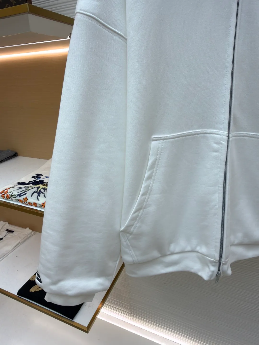 Balenciaga mink fur FLUFFY HOODIE zipper hooded sweatshirt ●Original version: purchased and developed by 15019 ●Item number: 1681666-C10 ●Fabric: cotton fabric ●Technology: imported embroidery production ●Color: white ●Version: loose fit ●Weight: about 1385 grams ●Size: XS-S-M-L ●Description: First of all, it adopts velvet and thickening technology, and a warm down layer is added inside to provide excellent thermal insulation effect. The fabric has been treated with water washing technology to make the overall feel softer and more comfortable, while showing a unique retro texture. In terms of detail processing, precise cutting and sewing processes are used to ensure a loose fit and comfortable wearing. The fur collar at the neckline is made of artificial fur, which not only maintains a soft and fluffy appearance, but also avoids possible allergies caused by animal hair. In addition, the clothes also use imported machine embroidery technology to present brand logos or patterns on the chest or other parts, which enhances the overall sense of fashion and quality. All process links are strictly controlled to ensure the durability and beauty of the product. The overall wiring is straight and delicate, the fabric is comfortable and soft, and the color is consistent without color difference. It can be matched with the same style to create a fashionable look and control various occasions. Customized accessories, complete with three standards, same style for men and women!