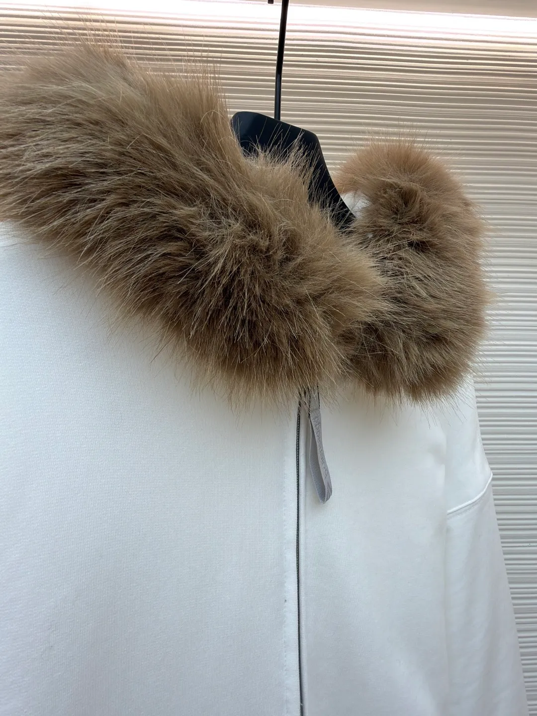 Balenciaga mink fur FLUFFY HOODIE zipper hooded sweatshirt ●Original version: purchased and developed by 15019 ●Item number: 1681666-C10 ●Fabric: cotton fabric ●Technology: imported embroidery production ●Color: white ●Version: loose fit ●Weight: about 1385 grams ●Size: XS-S-M-L ●Description: First of all, it adopts velvet and thickening technology, and a warm down layer is added inside to provide excellent thermal insulation effect. The fabric has been treated with water washing technology to make the overall feel softer and more comfortable, while showing a unique retro texture. In terms of detail processing, precise cutting and sewing processes are used to ensure a loose fit and comfortable wearing. The fur collar at the neckline is made of artificial fur, which not only maintains a soft and fluffy appearance, but also avoids possible allergies caused by animal hair. In addition, the clothes also use imported machine embroidery technology to present brand logos or patterns on the chest or other parts, which enhances the overall sense of fashion and quality. All process links are strictly controlled to ensure the durability and beauty of the product. The overall wiring is straight and delicate, the fabric is comfortable and soft, and the color is consistent without color difference. It can be matched with the same style to create a fashionable look and control various occasions. Customized accessories, complete with three standards, same style for men and women!