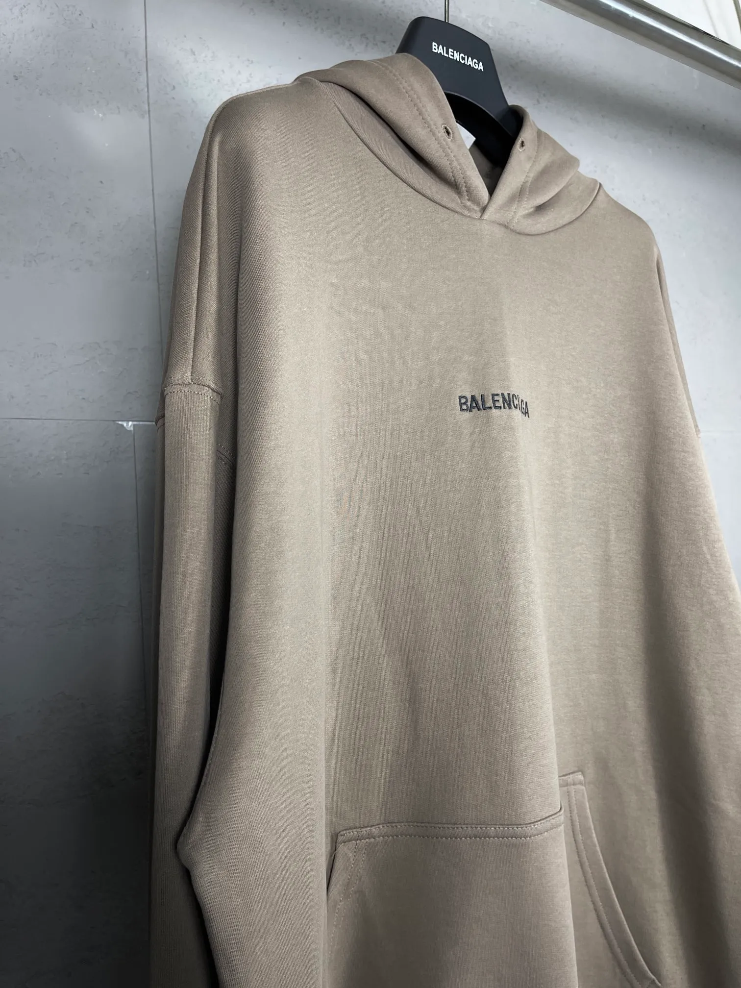 🅿️300 real photos [Top version. Official website quality] BALENCI*GA/Paris#Classic style. Classic letter embroidered long-sleeved hooded sweatshirt on the front and back. 2023 autumn and winter brick cabinet synchronization.                       The fabric is made of Paris ZP custom-woven and dyed cotton double yarn David coat. The weight is 450 grams. The cloth surface is clean. The cloth pattern is clear, soft and comfortable. The threads are dyed with no color difference. The classic letters are embroidered with an imported Tajima embroidery machine. The letters are clear and the effect is three-dimensional, restoring the brick cabinet. The version adopts the OS loose shoulder style. The same style for men and women. Coding: BL238039 Color: black, ash, purple, khaki, off-white Size: XS S M L