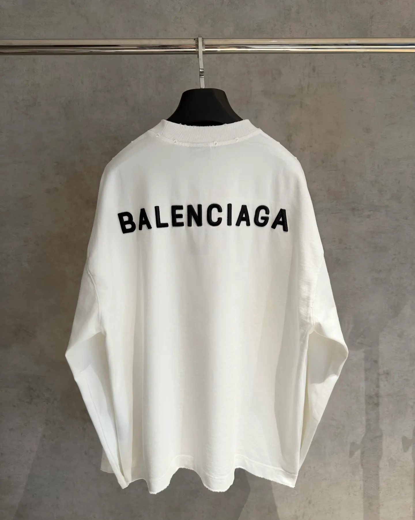 🅿️320 [Strict quality control] Balenciaga 25ss logo embroidered long-sleeved T-shirt. The fabric is made of custom-dyed 100% pure cotton double-ply fabric. 420g garment wash. Front and rear panel embroidery. Front panel post-garment washing process. Custom hardware. Thread. Accessories. Matching. Same style for men and women. Color: black/off-white/white. Size: M-2xl