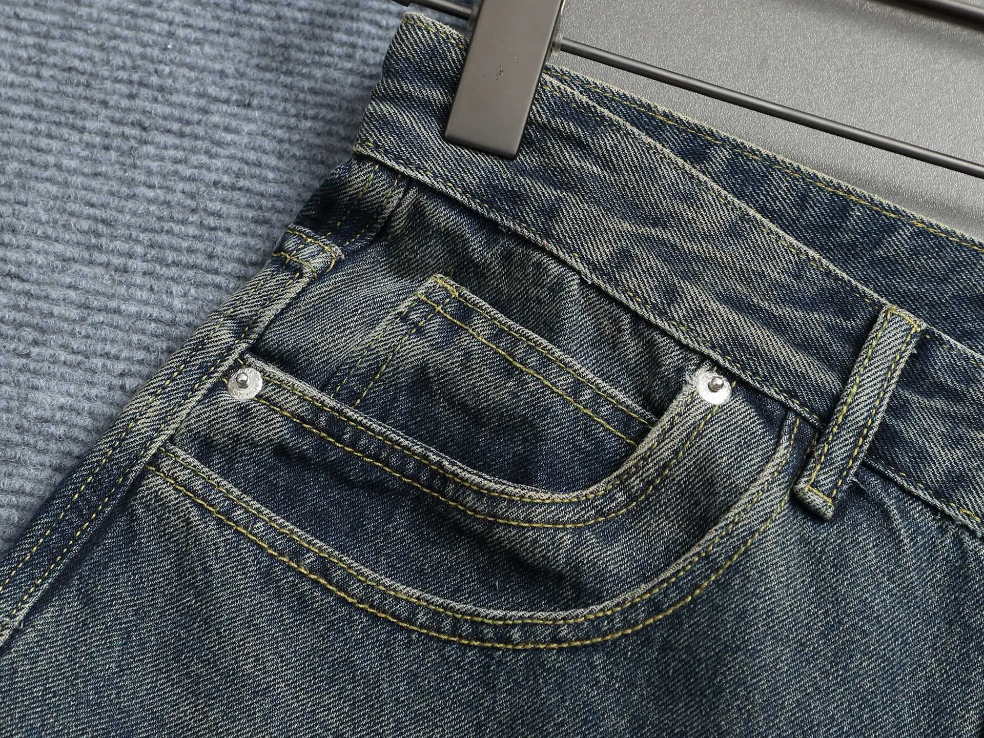 🅿️220 spring and summer Balenciaga 25 popular black heavy-duty new men's denim shorts, exclusive for sale, fashionable and elegant, heavy craftsmanship design. Selected imported heavyweight denim non-elastic fabric 14 Ans 100% cotton denim, using original color yeast washing process, softened by washing water. The upper body is very comfortable and drapey. It is matched with Balenciaga's latest printing. Equipped with counter hardware decoration. Customized leather label. Exquisite stitching. New denim direct-injection printing process. The main silhouette design is very fashionable and trendy. The fabric is comfortable and breathable after heavy washing. The stable color is the same style for men and women. It is definitely a super cool item that can be worn every day! Same style for men and women Color: black light blue Size: M L XL XXL