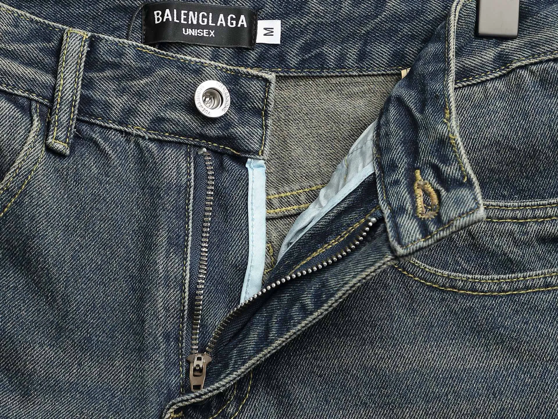🅿️220 spring and summer Balenciaga 25 popular black heavy-duty new men's denim shorts, exclusive for sale, fashionable and elegant, heavy craftsmanship design. Selected imported heavyweight denim non-elastic fabric 14 Ans 100% cotton denim, using original color yeast washing process, softened by washing water. The upper body is very comfortable and drapey. It is matched with Balenciaga's latest printing. Equipped with counter hardware decoration. Customized leather label. Exquisite stitching. New denim direct-injection printing process. The main silhouette design is very fashionable and trendy. The fabric is comfortable and breathable after heavy washing. The stable color is the same style for men and women. It is definitely a super cool item that can be worn every day! Same style for men and women Color: black light blue Size: M L XL XXL