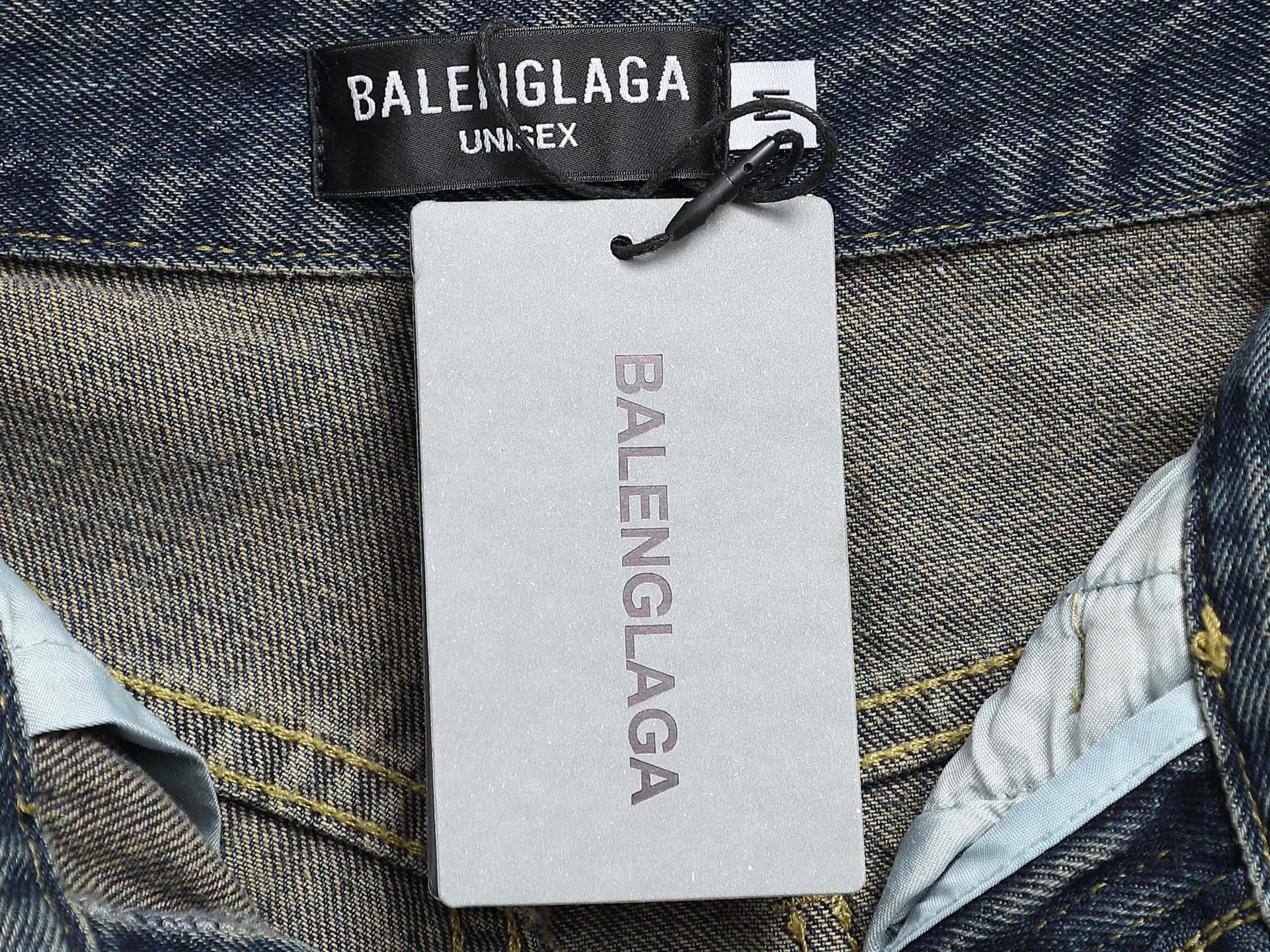 🅿️220 spring and summer Balenciaga 25 popular black heavy-duty new men's denim shorts, exclusive for sale, fashionable and elegant, heavy craftsmanship design. Selected imported heavyweight denim non-elastic fabric 14 Ans 100% cotton denim, using original color yeast washing process, softened by washing water. The upper body is very comfortable and drapey. It is matched with Balenciaga's latest printing. Equipped with counter hardware decoration. Customized leather label. Exquisite stitching. New denim direct-injection printing process. The main silhouette design is very fashionable and trendy. The fabric is comfortable and breathable after heavy washing. The stable color is the same style for men and women. It is definitely a super cool item that can be worn every day! Same style for men and women Color: black light blue Size: M L XL XXL