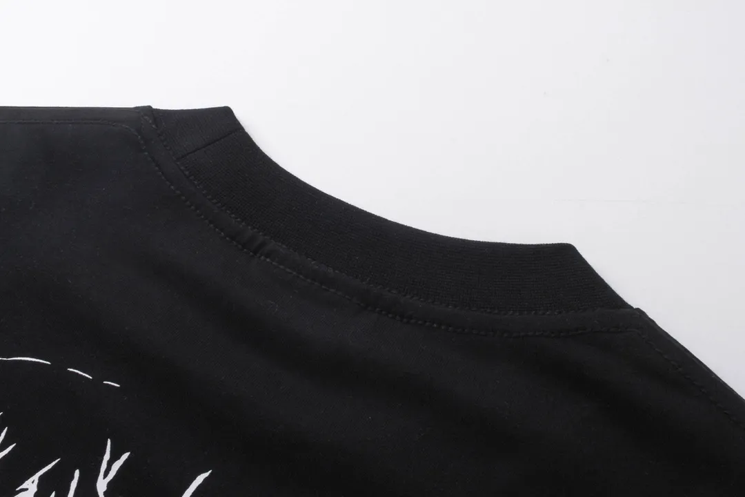 🅿️186 Detailed Pictures [Top version. Official website quality] BALENCI*GA/Paris. 2024 new model. Year of the Dragon limited print short-sleeved T-shirt, synchronized with brick cabinet. Developed genuine product at the first time, enjoy printing and comparison! The fabric is made of Paris ZP custom-woven and dyed cotton double yarn. Weighing 260 grams, the cloth surface is clean. The cloth pattern is clear, soft and comfortable. The threads are dyed with no color difference. The classic LOGO is made of environmentally friendly imported materials, drawn silk flowers, with clear letters and three-dimensional effect. Restore the brick cabinet. Welcome to compare, the version adopts the OS loose shoulder version. Same style for men and women Coding: BL223322 Color: black, white, red, pink Size: XS to L
