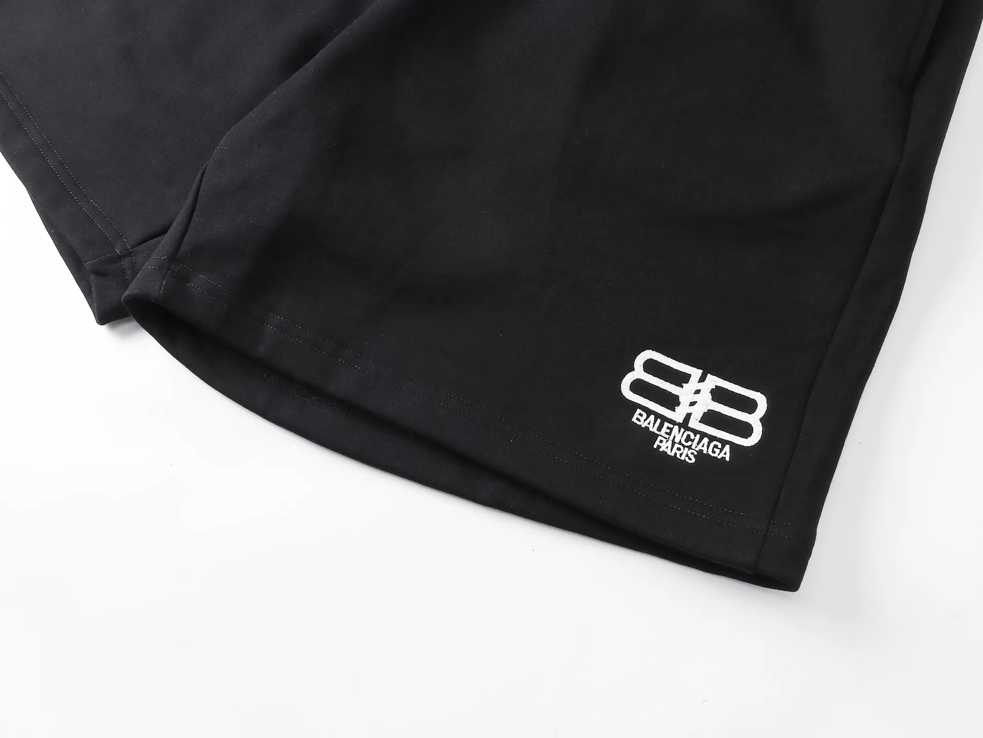 🅿️210 real photos [Top version. Official website quality] BALENCI*GA/Paris. New model. Double B classic LOGO embroidered shorts. Brick cabinet synchronization. Genuine product developed at the first time, please print and compare! The fabric is made of Paris ZP custom-woven and dyed 100% cotton terry sweatshirt. The weight is 460 grams. The cloth surface is clean. The cloth pattern is clear and the hand feels soft and comfortable. The embroidery uses an imported Tajima embroidery machine. The letters are clear and the effect is three-dimensional. The version adopts a loose version. Same style for men and women. Code: BL257016 Color: black, rice size: XS S M L