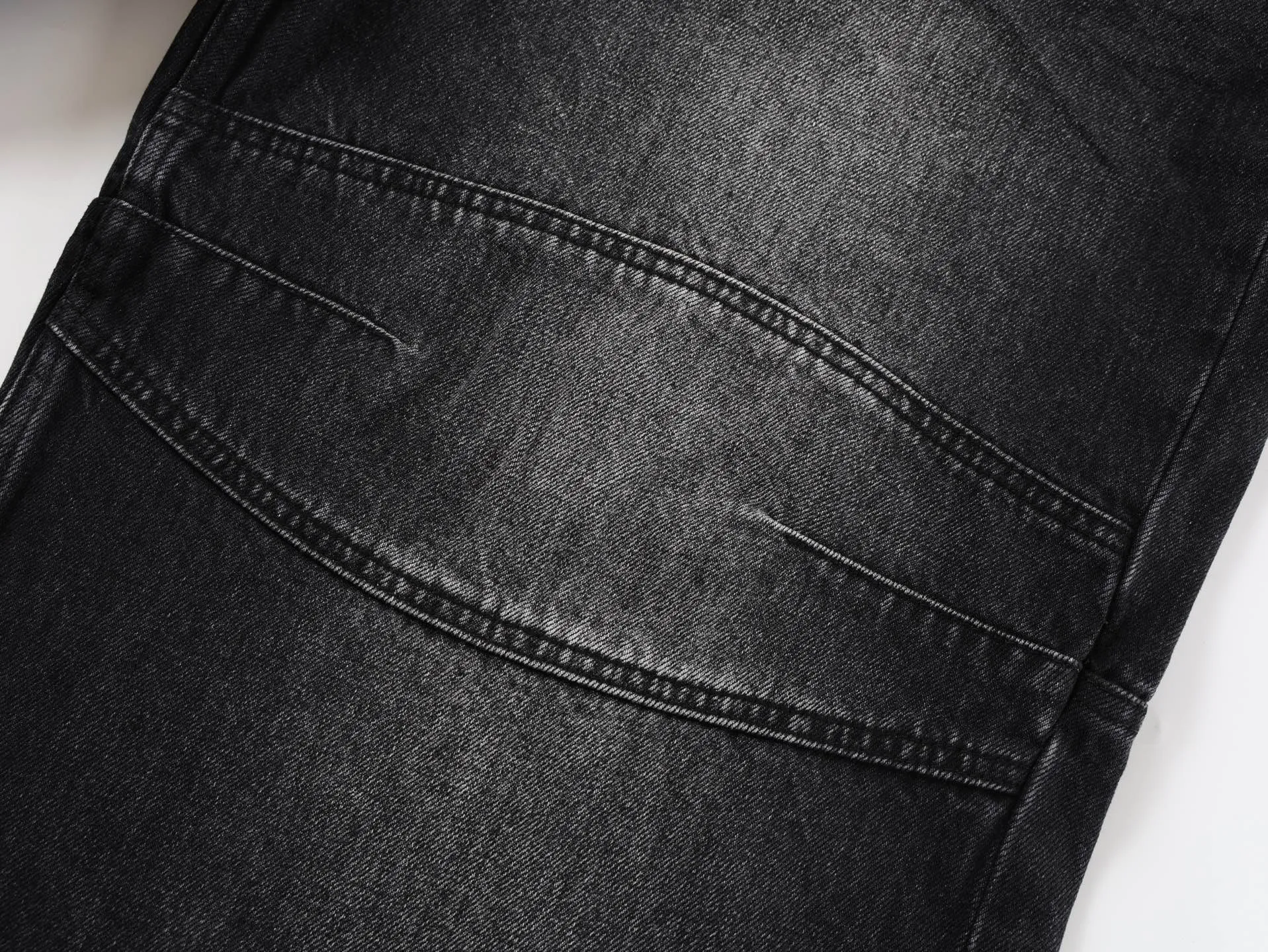 🅿️600 [Exclusive supply] BLCG 25SS Baggy wide-leg jeans (washed black) Jeans that have been in operation for more than three months, with a minimum order of 1,000 meters of fabric, and several modifications in the middle, perfect shipment! The fabric is made of 100% pure cotton twill denim fabric imported from Japan and manufactured with high-density equipment imported from Italy. The original base contains spandex micro-elasticity to restore the simple texture of the denim item itself. The fabric is first washed and hand-made with a whiskering effect. , washed and polished to create an aged texture, the color is overly natural, the waist drawstring is custom-made, the waist can be tightened by the drawstring, the lettering hardware accessories are molded in a custom-made old color, and the back waist cowhide leather label is very versatile and has a loose baggy style. Size:XS/S/M