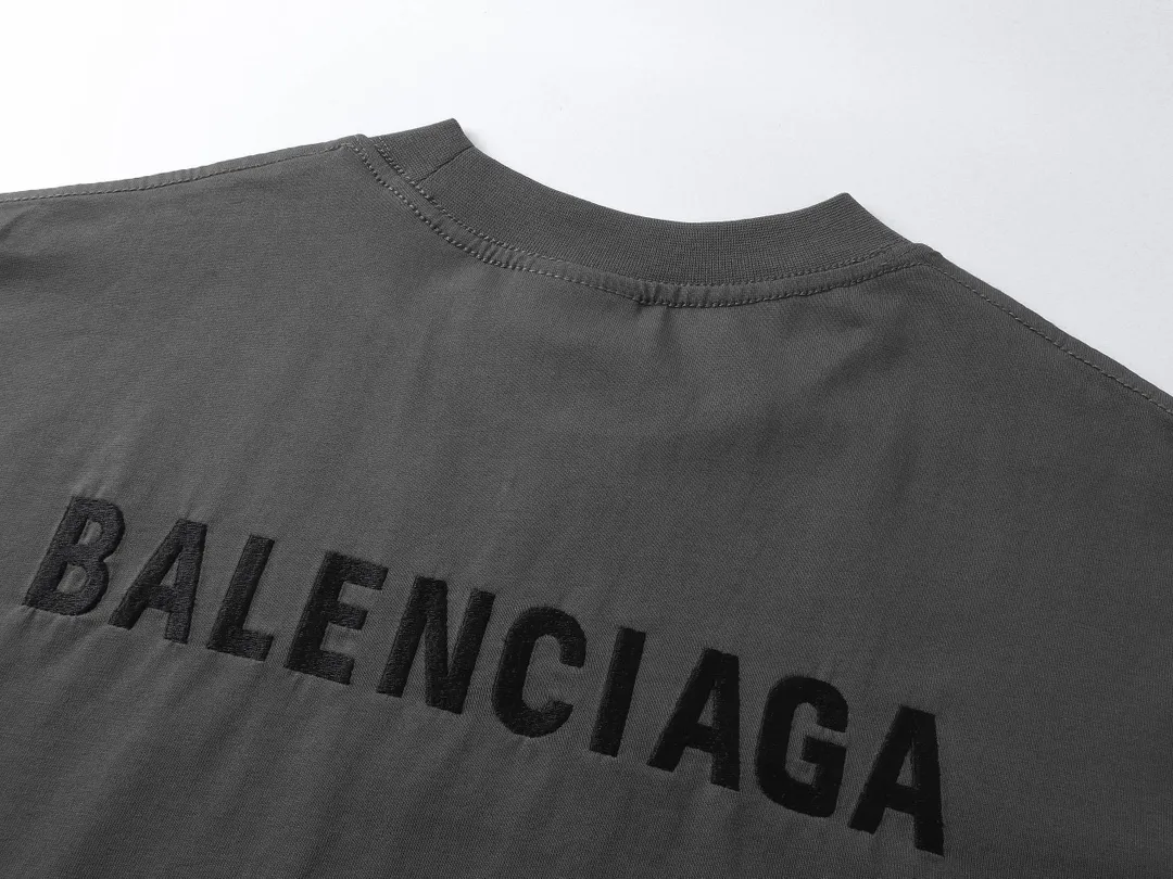 🅿️250 BALENCI*GA Paris classic letter embroidery long-sleeved T-shirt. The classic letters on the front and back are embroidered with imported Tajima embroidery machines. Restored brick cabinets. Exclusively woven and dyed 280g fabric. Threads are dyed in the same vat with zero color difference. The version adopts OS loose shoulder version. Welcome to compare. Same style for men and women -Color: black white smoke gray -SIZE: Xs S M L style number 8646#