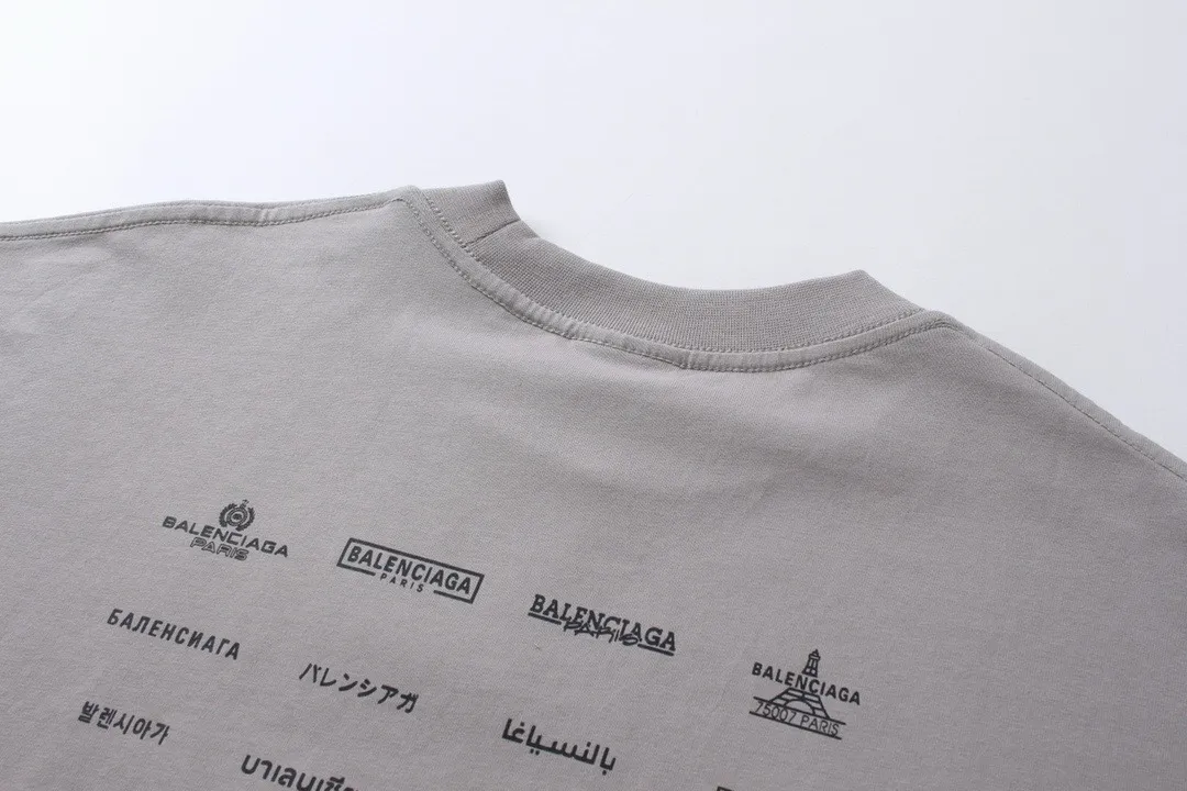 🅿️200 real photos [Top version. Official website quality] BALENCI*GA/Paris BALENCI*GA# 2024 spring and summer new style, printed with classic LOGO collection long-sleeved T-shirt. 2024 spring and summer new product. Brick cabinet synchronization. Welcome to compare. The fabric is made of Paris ZP custom-woven and dyed 100% cotton double yarn compact cotton. The weight is 260 grams, the cloth surface is clean, the cloth texture is clear, soft and comfortable. The color fastness is good. It is not easy to change color. The threads are woven and dyed with no color difference. The printing uses imported environmentally friendly rubber paddles, precision stencils, fine LOGO letters, clear letters, no burrs, and a three-dimensional effect. Restore brick cabinet. The version adopts OS loose shoulder style. Same style for men and women. Code: BL225005 Color: black, beige, pink, smoky gray, white Size: XS S M L