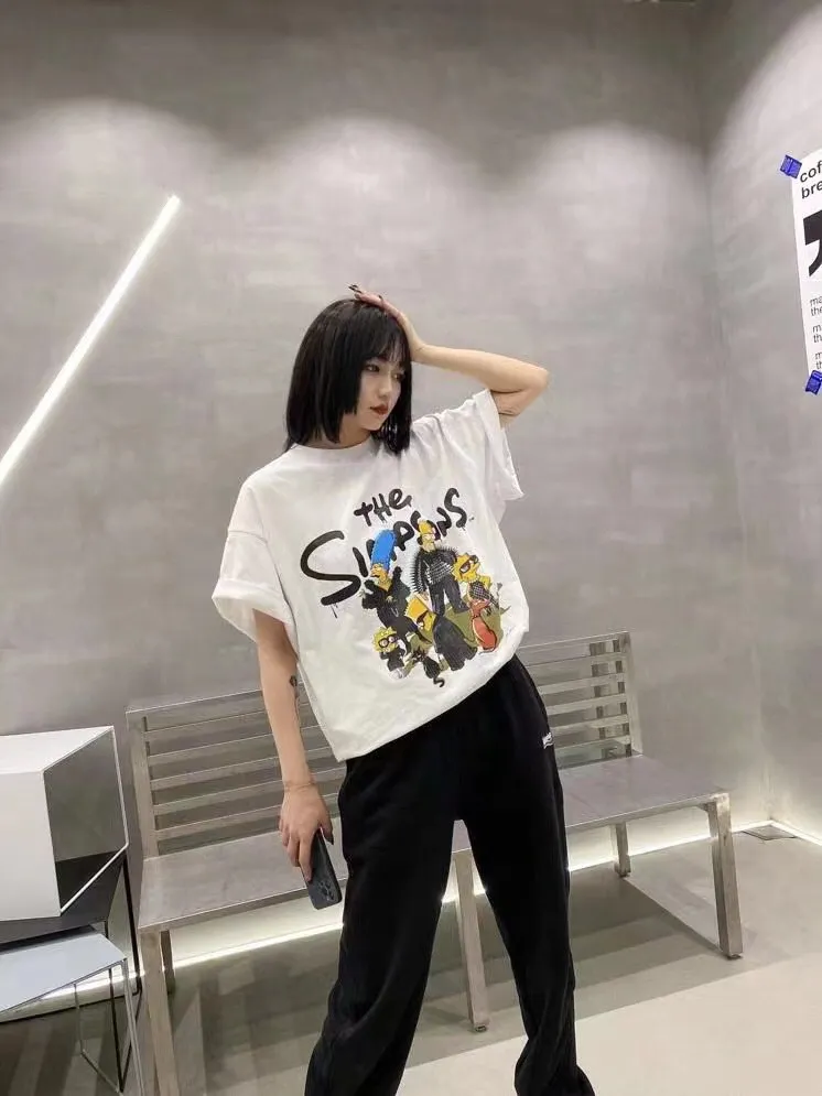 ♻️💯Upper body reference model picture❤️The new top-notch proven version Balenciaga BALENCIAGA The Simpsons cartoon pattern burst pattern pure cotton loose short-sleeved T-shirt for men and women couples. The process uses Korlay printing cracking effect. The front panel printing glue bursting effect uses imported transparent slurry to scrape the bottom to make the printing bursting feel uniform. (PS: If this process is missing, the printing will easily fall off in large areas after cracking.) The embroidery at the hem uses a Tajima embroidery machine imported from Japan, which makes the size and spacing of the letters even, and the hollows of the letters will not be filled. Precise craftsmanship, full of details. The fabric is made of 24S 260g double yarn cotton fabric, brand new, washed, and labeled. Genuine products are consistent and synchronized, and coded authentic products are consistent and synchronized. Top tested version, accurate and flawless.  Color: Black White Yellow Blue Size: XS-L P:260