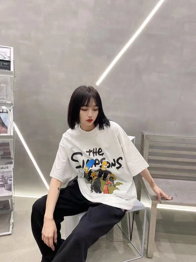 ♻️💯Upper body reference model picture❤️The new top-notch proven version Balenciaga BALENCIAGA The Simpsons cartoon pattern burst pattern pure cotton loose short-sleeved T-shirt for men and women couples. The process uses Korlay printing cracking effect. The front panel printing glue bursting effect uses imported transparent slurry to scrape the bottom to make the printing bursting feel uniform. (PS: If this process is missing, the printing will easily fall off in large areas after cracking.) The embroidery at the hem uses a Tajima embroidery machine imported from Japan, which makes the size and spacing of the letters even, and the hollows of the letters will not be filled. Precise craftsmanship, full of details. The fabric is made of 24S 260g double yarn cotton fabric, brand new, washed, and labeled. Genuine products are consistent and synchronized, and coded authentic products are consistent and synchronized. Top tested version, accurate and flawless.  Color: Black White Yellow Blue Size: XS-L P:260