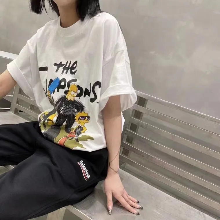 ♻️💯Upper body reference model picture❤️The new top-notch proven version Balenciaga BALENCIAGA The Simpsons cartoon pattern burst pattern pure cotton loose short-sleeved T-shirt for men and women couples. The process uses Korlay printing cracking effect. The front panel printing glue bursting effect uses imported transparent slurry to scrape the bottom to make the printing bursting feel uniform. (PS: If this process is missing, the printing will easily fall off in large areas after cracking.) The embroidery at the hem uses a Tajima embroidery machine imported from Japan, which makes the size and spacing of the letters even, and the hollows of the letters will not be filled. Precise craftsmanship, full of details. The fabric is made of 24S 260g double yarn cotton fabric, brand new, washed, and labeled. Genuine products are consistent and synchronized, and coded authentic products are consistent and synchronized. Top tested version, accurate and flawless.  Color: Black White Yellow Blue Size: XS-L P:260
