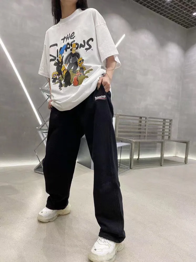 ♻️💯Upper body reference model picture❤️The new top-notch proven version Balenciaga BALENCIAGA The Simpsons cartoon pattern burst pattern pure cotton loose short-sleeved T-shirt for men and women couples. The process uses Korlay printing cracking effect. The front panel printing glue bursting effect uses imported transparent slurry to scrape the bottom to make the printing bursting feel uniform. (PS: If this process is missing, the printing will easily fall off in large areas after cracking.) The embroidery at the hem uses a Tajima embroidery machine imported from Japan, which makes the size and spacing of the letters even, and the hollows of the letters will not be filled. Precise craftsmanship, full of details. The fabric is made of 24S 260g double yarn cotton fabric, brand new, washed, and labeled. Genuine products are consistent and synchronized, and coded authentic products are consistent and synchronized. Top tested version, accurate and flawless.  Color: Black White Yellow Blue Size: XS-L P:260