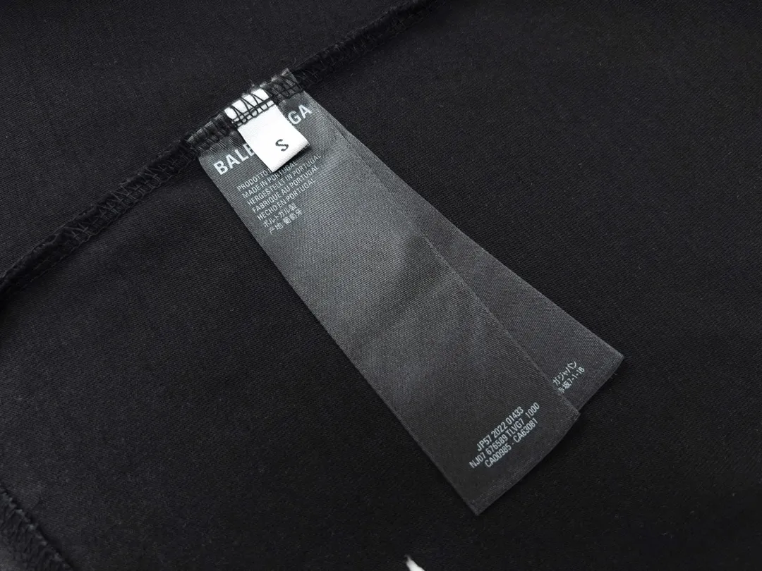 🅿️180 Detailed Pictures [Top version. Official website quality] BALENCI*GA/Paris. Classic letter LOGO printed ready-made garments, washed, distressed, hole-cut, short-sleeved T-shirts. Brick cabinet synchronization. The fabric is made of Paris ZP custom-woven and dyed 100% cotton double yarn compact cotton. The weight is 260 grams, the cloth surface is clean. The cloth pattern is clear, soft and comfortable. The threads are dyed with no color difference. The classic pattern is printed with environmentally friendly imported materials, straight cracks and cracked glue. Precision printing screen, the letters are clear and the effect is three-dimensional. Restored brick cabinet. Ready-made garments are washed and aged, hand-cut and polished by multiple workers, produced with over-heavy craftsmanship, different market currency, welcome to compare, the version adopts OS loose shoulder version. Same style for men and women Coding: BL223070 Color: Washed black Size: XS S M L