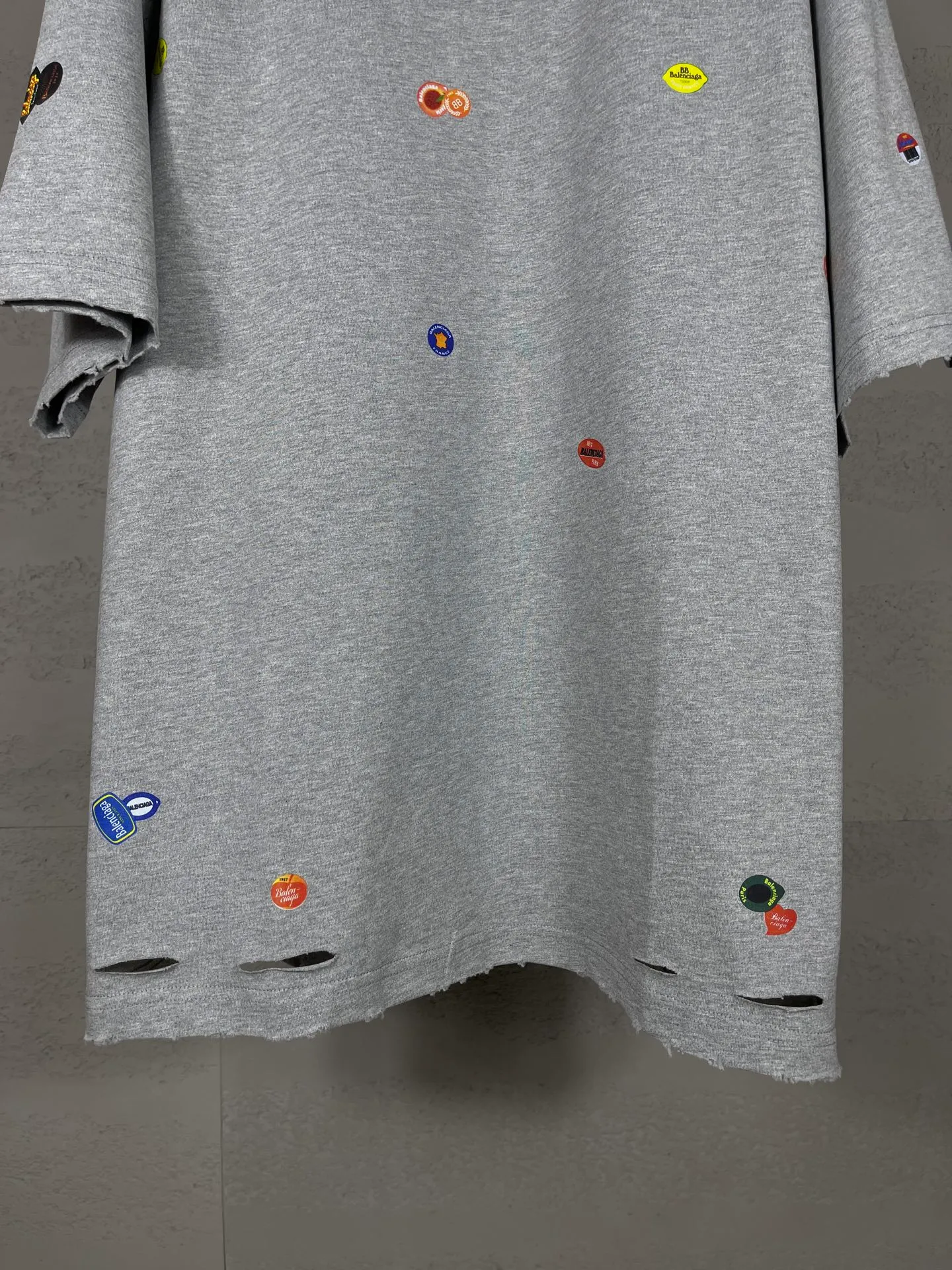 🅿️214 Real photos [Top version. Official website quality] BALENCI*GA/Paris #2025 spring and summer new style. Fruit pattern Vintage all over embossed washed and distressed short-sleeved T-shirt#. The fabric is made of Paris ZP custom-woven and dyed cotton double yarn. Weighing 260 grams, the cloth surface is clean. The cloth pattern is clear, soft and comfortable. The threads are dyed with no color difference. The pattern printing uses environmentally friendly imported glue and computer inkjet printing. The pattern is clear, no burrs, and has a strong three-dimensional effect. The garments are washed and worn. All colors are synchronized with the brick cabinets, custom woven and dyed, and will not fade. Different market currencies. The version adopts OS loose shoulder design. Same style for men and women. Code: BL253665 Color: floral gray, pink Size: XS S M L