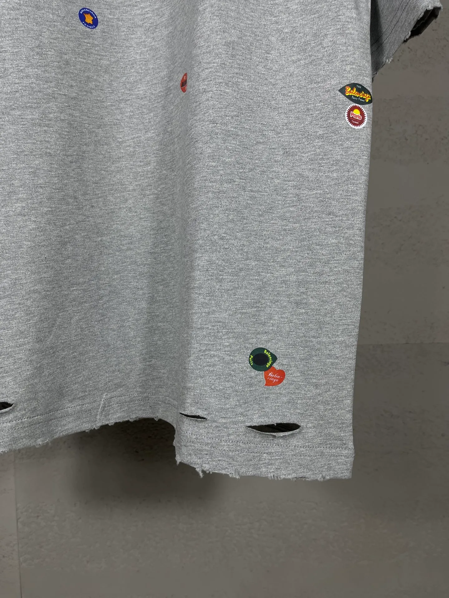 🅿️214 Real photos [Top version. Official website quality] BALENCI*GA/Paris #2025 spring and summer new style. Fruit pattern Vintage all over embossed washed and distressed short-sleeved T-shirt#. The fabric is made of Paris ZP custom-woven and dyed cotton double yarn. Weighing 260 grams, the cloth surface is clean. The cloth pattern is clear, soft and comfortable. The threads are dyed with no color difference. The pattern printing uses environmentally friendly imported glue and computer inkjet printing. The pattern is clear, no burrs, and has a strong three-dimensional effect. The garments are washed and worn. All colors are synchronized with the brick cabinets, custom woven and dyed, and will not fade. Different market currencies. The version adopts OS loose shoulder design. Same style for men and women. Code: BL253665 Color: floral gray, pink Size: XS S M L