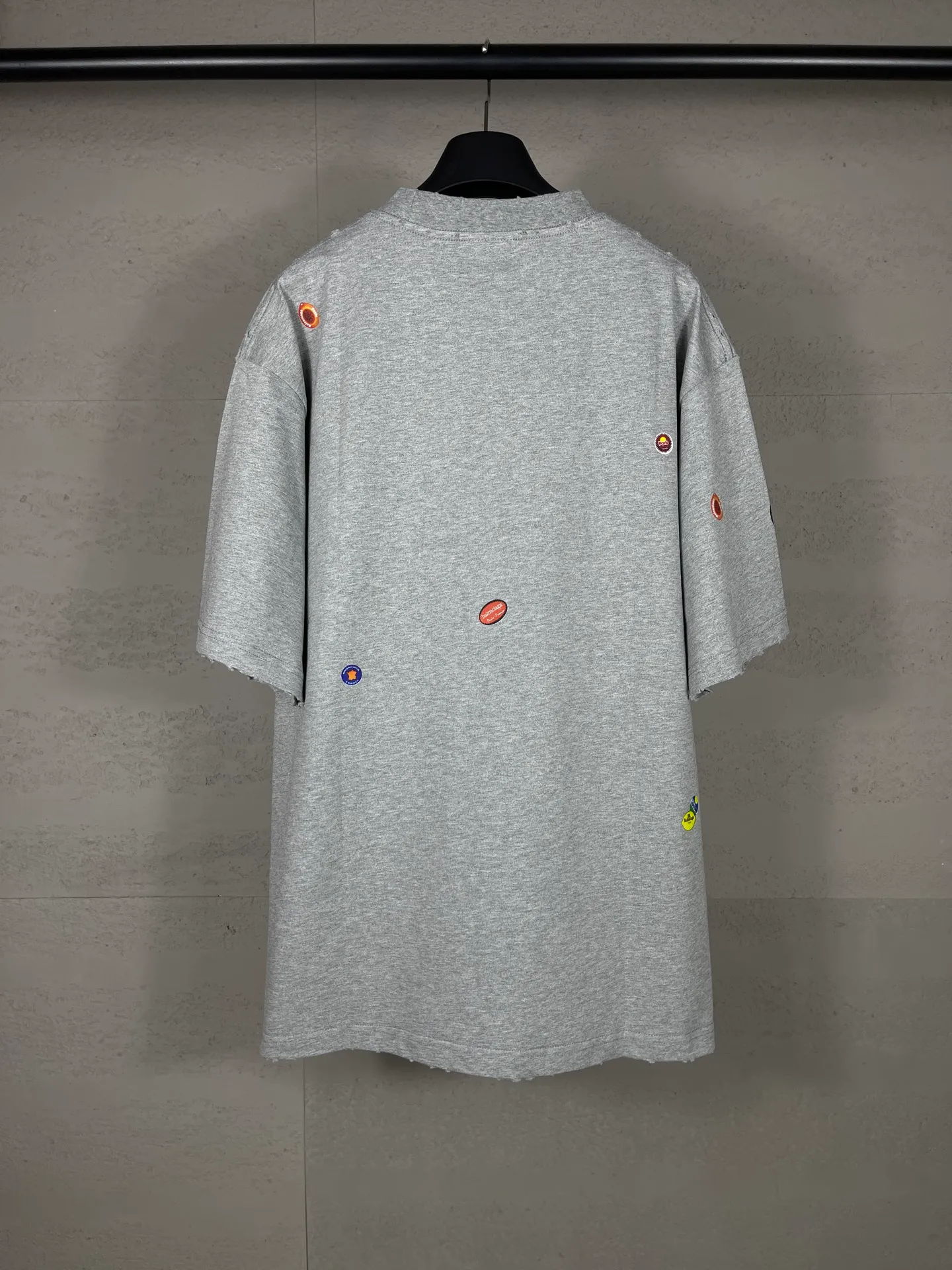 🅿️214 Real photos [Top version. Official website quality] BALENCI*GA/Paris #2025 spring and summer new style. Fruit pattern Vintage all over embossed washed and distressed short-sleeved T-shirt#. The fabric is made of Paris ZP custom-woven and dyed cotton double yarn. Weighing 260 grams, the cloth surface is clean. The cloth pattern is clear, soft and comfortable. The threads are dyed with no color difference. The pattern printing uses environmentally friendly imported glue and computer inkjet printing. The pattern is clear, no burrs, and has a strong three-dimensional effect. The garments are washed and worn. All colors are synchronized with the brick cabinets, custom woven and dyed, and will not fade. Different market currencies. The version adopts OS loose shoulder design. Same style for men and women. Code: BL253665 Color: floral gray, pink Size: XS S M L