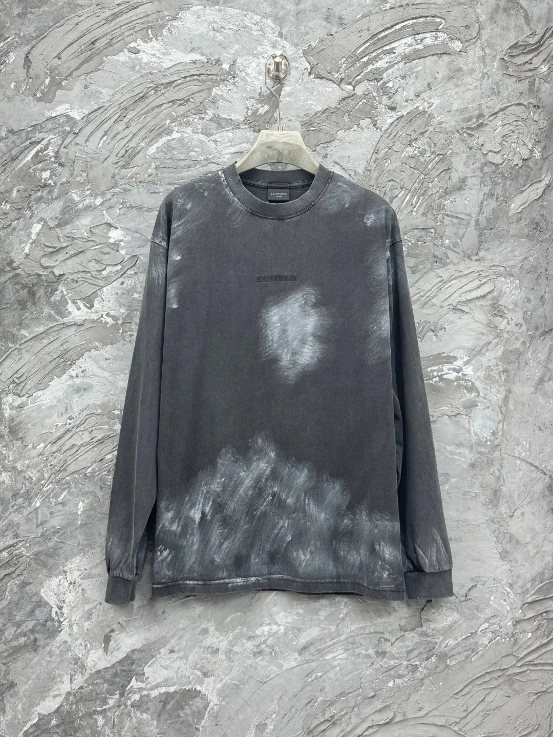 🅿️280 BALENCI*GA Paris hand-painted graffiti washed long-sleeved T-shirt. The front and back panels are embroidered with imported Tajima machines. The effect is three-dimensional. Hand-made graffiti. The hand-made master positions and wears the old. Overweight craftsmanship. Restore the brick cabinet. Exclusively pattern-woven and dyed 280g fabric. Threads are dyed in the same vat with zero color difference. The version adopts OS loose shoulder-drop version. Welcome to compare. Same style for men and women -Color: black gray -SIZE: Xs S M L style number 8643#