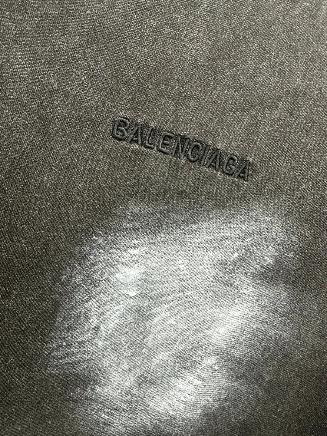 🅿️280 BALENCI*GA Paris hand-painted graffiti washed long-sleeved T-shirt. The front and back panels are embroidered with imported Tajima machines. The effect is three-dimensional. Hand-made graffiti. The hand-made master positions and wears the old. Overweight craftsmanship. Restore the brick cabinet. Exclusively pattern-woven and dyed 280g fabric. Threads are dyed in the same vat with zero color difference. The version adopts OS loose shoulder-drop version. Welcome to compare. Same style for men and women -Color: black gray -SIZE: Xs S M L style number 8643#