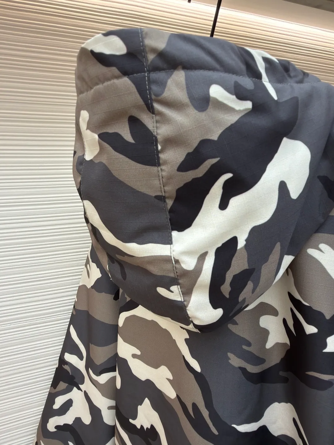 Balenciaga Camouflage Ski Series·Flight Jacket ●Original version: Purchased and developed by 22527 ●Item number: 1681684-E85 ●Fabric: Technical waterproof fabric ●Technology: Positioning cutting machine production ●Color: Gray ●Version: Loose version ●Weight: about 1485 grams ●Size: XS-S-M-L ●Description: The fabric uses advanced waterproof technology to effectively resist moisture penetration. The outer layer is equipped with camouflage pattern design. By utilizing the tight weaving of microfiber and adding a waterproof coating inside the fabric, the inner and outer double-layer waterproof and windproof functions are achieved. The interweaving method and density of the fabric's 7*8 plaid warp and weft yarns are precisely controlled to form a specific plaid pattern; to ensure the uniformity and stability of the fabric. The surface forms an obvious concave and convex texture, thereby enhancing the three-dimensional sense of the fabric. The plaid design not only makes the fabric more visually beautiful, but also enhances the structural stability and durability of the fabric. This fabric is a special structural material used to prevent ice and snow from accumulating and penetrating. It has excellent elasticity to ensure a tight fit and prevent ice and snow from penetrating. The material has been specially treated to have excellent wear resistance and can resist scratches and wear from sharp objects such as ice, snow, rocks, etc. The overall wiring is straight and delicate, the fabric is comfortable and soft, and the color is consistent without color difference. It can be matched with the same style to create a fashionable look and control various occasions. Customized accessories, complete with three standards, same style for men and women!