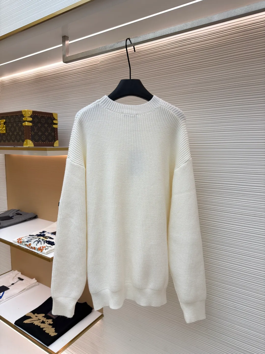 Balenciaga sleeve arm logo crew neck sweater ●Original version: Purchased and developed by 13833 ●Item number: 1681375-B00 ●Fabric: cotton fabric ●Technology: knitted production ●Color: white ●Version: fitted version ●Weight: about 890 grams ●Size: S-M-L-XL ●Description: Using big brand yarn, the fabric composition is 90% cotton, 10% wool. The fabric pattern is stiff. The high cotton content can make the clothes droop and restore the original effect. The 10% wool content can fully tighten the fabric density and make the clothes achieve a certain degree of warmth. The leather label is made of natural silicone material. The original white fonts in the label are molded and customized, and the size is consistent with the original. The overall wiring is straight and delicate, the fabric is comfortable and soft, and the color is consistent without color difference. It can be matched with the same style to create a fashionable look and control various occasions. Customized accessories, complete with three standards, same style for men and women!