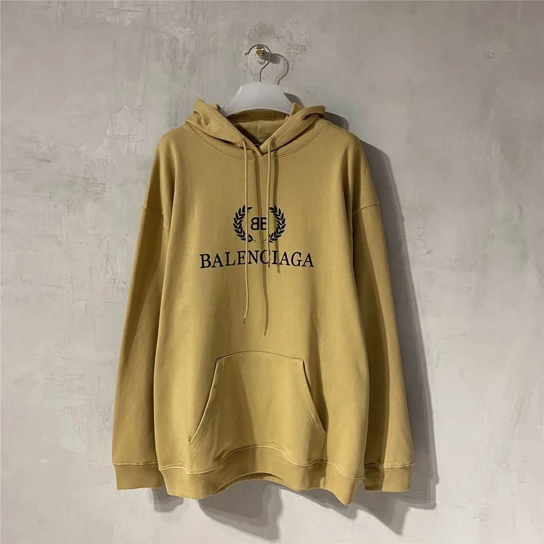 The top tested version of Balenciaga's classic wheat ear hooded sweatshirt is made of 480g pure cotton double-yarn terry fabric, which is thick and textured. High-density knitting technology makes it firm and elastic, with high suppleness and skin-friendliness. It feels soft and delicate, does not shrink or deform, and has a crisp and stylish upper body. It is different from the cheap soft sofa fabrics with low weight and low count on the market.  Ultra-high-level workmanship, every detail shows a sense of luxury, and the original three-dimensional cutting process creates a perfect fit. The OS loose shoulder style accommodates all body types. It is a truly versatile style that looks slim and good-looking for both men and women.  The brushed classic wheat ear letter print has high fastness and will not crack or fall off. The classic pattern will never go out of style. Multiple colors are available, and every color is beautiful!  Color: Khaki Size: XS-L P:420