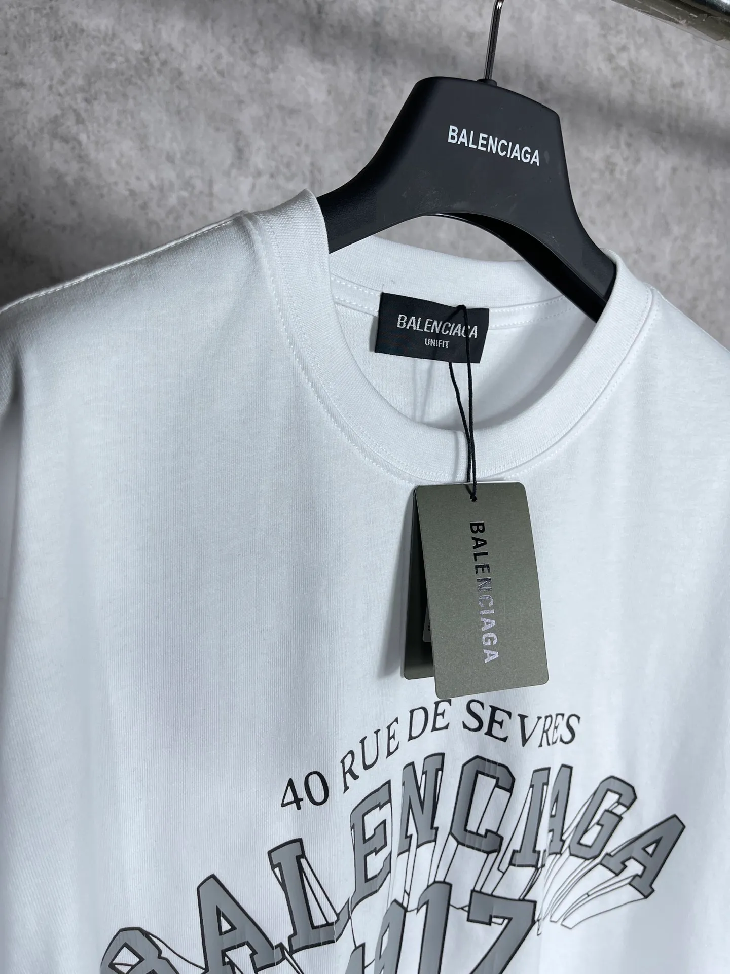 🅿️166 real photos [Top version. Official website quality] BALENCI*GA/Paris.1917 3D classic letter LOGO printed short-sleeved T-shirt. Brick cabinet synchronization. The fabric is made of Paris ZP custom-woven and dyed 100% cotton double yarn compact cotton. The weight is 260 grams, the cloth surface is clean. The cloth pattern is clear, soft and comfortable. The threads are dyed with no color difference. The classic pattern is printed with environmentally friendly imported materials, straight cracks and cracked glue. Precision printing screen, the letters are clear and the effect is three-dimensional. Different market currency, welcome to compare, the version adopts OS loose shoulder version. Same style for men and women Coding: BL223050 Color: black, white Size: XS S M L