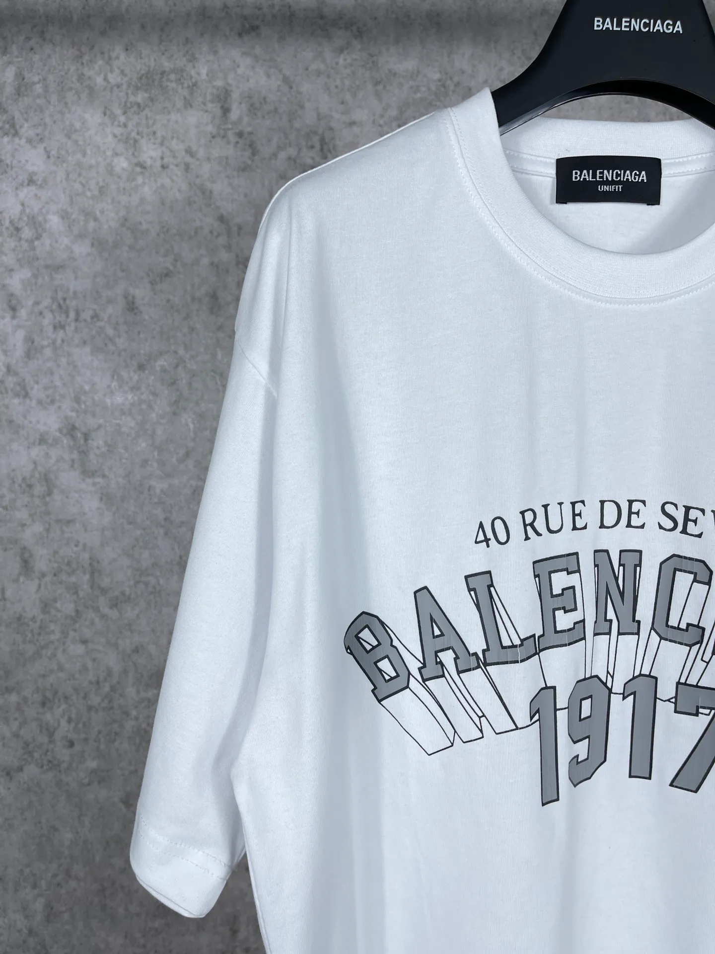🅿️166 real photos [Top version. Official website quality] BALENCI*GA/Paris.1917 3D classic letter LOGO printed short-sleeved T-shirt. Brick cabinet synchronization. The fabric is made of Paris ZP custom-woven and dyed 100% cotton double yarn compact cotton. The weight is 260 grams, the cloth surface is clean. The cloth pattern is clear, soft and comfortable. The threads are dyed with no color difference. The classic pattern is printed with environmentally friendly imported materials, straight cracks and cracked glue. Precision printing screen, the letters are clear and the effect is three-dimensional. Different market currency, welcome to compare, the version adopts OS loose shoulder version. Same style for men and women Coding: BL223050 Color: black, white Size: XS S M L