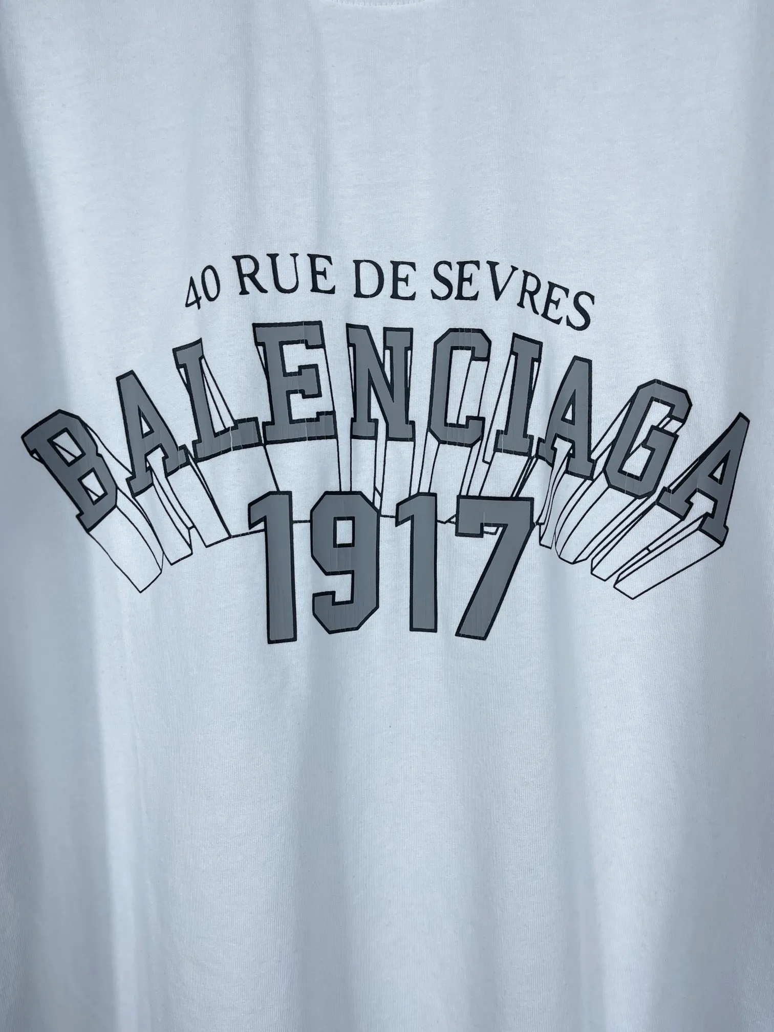 🅿️166 real photos [Top version. Official website quality] BALENCI*GA/Paris.1917 3D classic letter LOGO printed short-sleeved T-shirt. Brick cabinet synchronization. The fabric is made of Paris ZP custom-woven and dyed 100% cotton double yarn compact cotton. The weight is 260 grams, the cloth surface is clean. The cloth pattern is clear, soft and comfortable. The threads are dyed with no color difference. The classic pattern is printed with environmentally friendly imported materials, straight cracks and cracked glue. Precision printing screen, the letters are clear and the effect is three-dimensional. Different market currency, welcome to compare, the version adopts OS loose shoulder version. Same style for men and women Coding: BL223050 Color: black, white Size: XS S M L