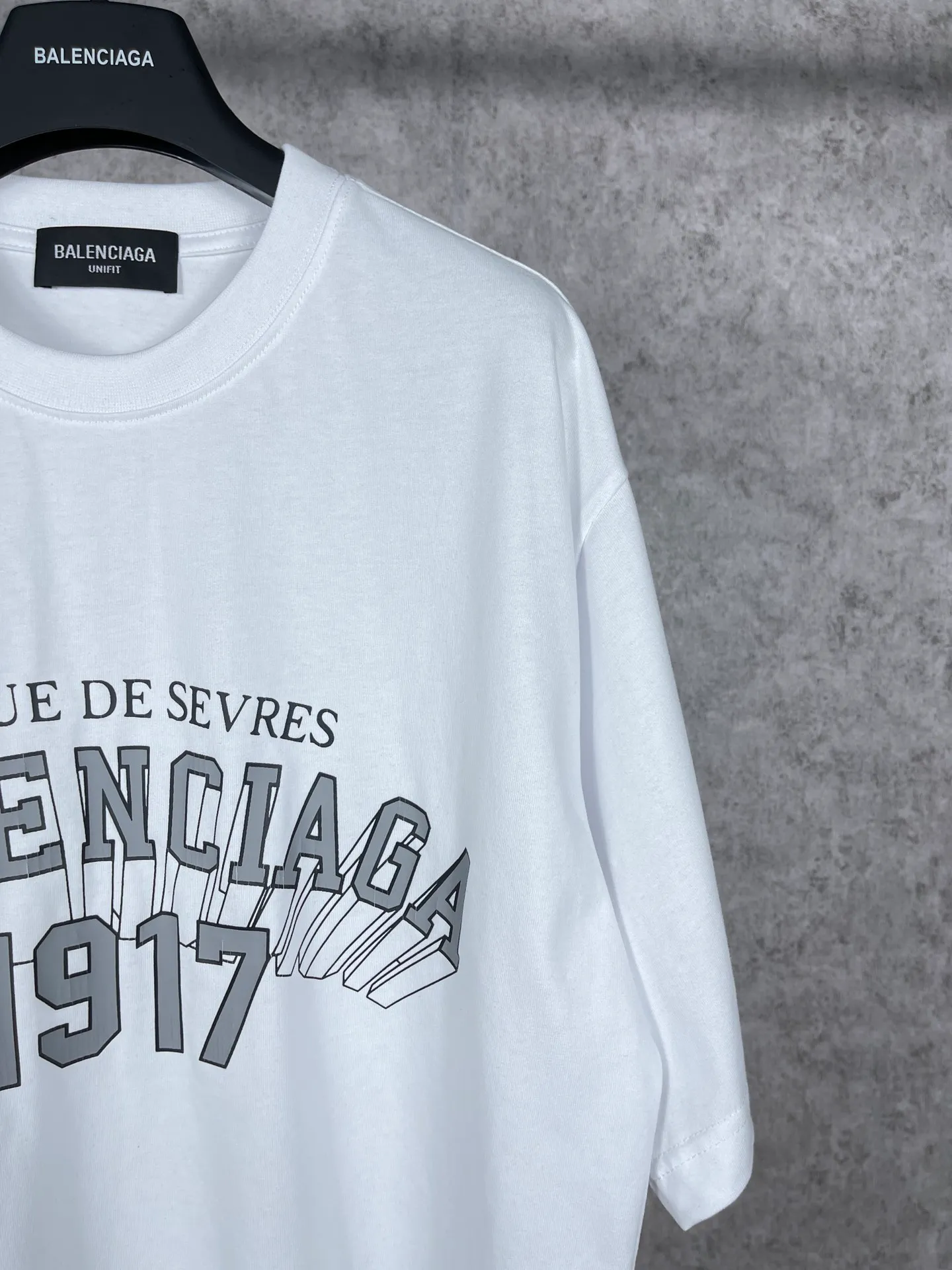 🅿️166 real photos [Top version. Official website quality] BALENCI*GA/Paris.1917 3D classic letter LOGO printed short-sleeved T-shirt. Brick cabinet synchronization. The fabric is made of Paris ZP custom-woven and dyed 100% cotton double yarn compact cotton. The weight is 260 grams, the cloth surface is clean. The cloth pattern is clear, soft and comfortable. The threads are dyed with no color difference. The classic pattern is printed with environmentally friendly imported materials, straight cracks and cracked glue. Precision printing screen, the letters are clear and the effect is three-dimensional. Different market currency, welcome to compare, the version adopts OS loose shoulder version. Same style for men and women Coding: BL223050 Color: black, white Size: XS S M L