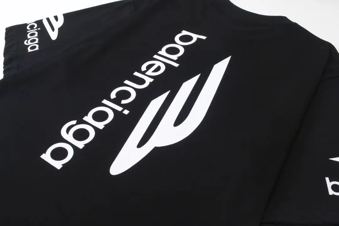 Top tested version BALENCIAGA/balenciaga 2024 SS large LOGO printed ski series short-sleeved T-shirt ✅No.1 quality in this market, real ceiling quality ✅All original development pay attention to detail pictures to avoid mixed distribution of stolen pictures by merchants ✅Correct 260g custom-woven and dyed double yarn pure cotton fabric, custom-dyed threads without color difference ✅Correct imported material printing, Conley machine white ink direct injection process, letters are clear and three-dimensional, firm and do not fall off ✅Overweight process, consistent with the original version Differentiating market currency, here is an explanation of why mine is a little more expensive than others, 1. It seems to be simple printing or embroidery, but it is not simple at all. 10000% imported machine restoration is not just a lip service. You are welcome to compare with peers. 2. Each model is produced by the company. The details of the workmanship and fabrics are consistent with the original ones. There is no color difference between the ones at the counters. Re-engraving is not scary. Whoever is fake is embarrassed. It’s not shameful to make a replica, it’s shameful if you can’t buy the correct version if you make a replica. 3. Note that the threaded collars are all original collars of certain countries and regions, with high wrapping. The width of the neckline and cabinets are accurate to the millimeter. Thick necklines are not easy to deform. The collars of high-end products are all restored cabinets. They are different from the big collars in the world. Ordinary garbage short-sleeves are printed with a print. The clavicle of the upper body is exposed. Please be patient. Customers who have bought genuine products or have seen genuine products will come back to place orders again. This is quality. This is quality. 4. Different styles of washed wheat main wheat, including imported wheat, have different colors and codes. Really restore the counter. As we all know, Balenciaga has different English or different colors on the collar labels of each quarter. This distinguishes the fast food products with the same common main wheat washed wheat. 5. Pay attention to the workmanship. The stitching at the neckline has no folds, smooth and natural without overlapping lines, and truly restores this. This is something that many people cannot do. 6. The fabric is made of 260g Paris-specific double yarn. No one can make better fabrics than my family. There's really no way to compare it with the ordinary version on the market. Respect it. It's genuine and costs thousands of dollars anyway. Don't buy street stalls. Quality 7. The workmanship is fully restored. The packaging is fully restored. The cost is huge. 8. I guarantee here that this is the highest quality you can find. Color: Black Size: XS--L P:260