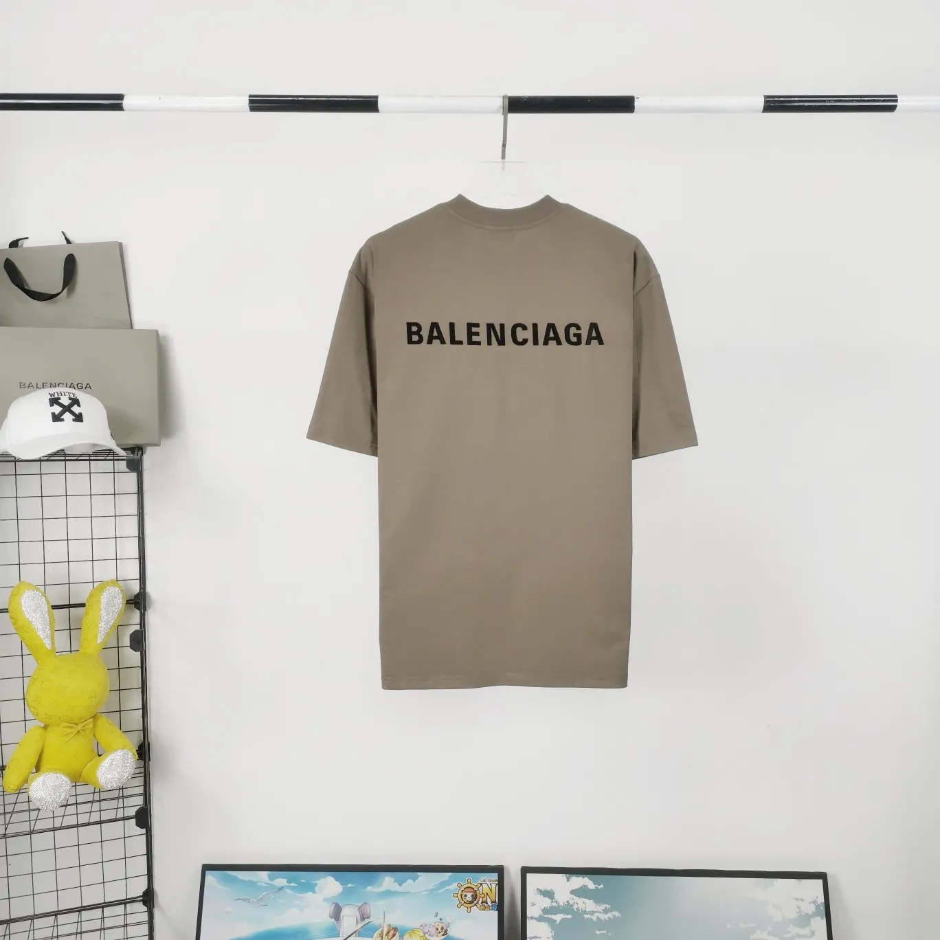 [New arrival] The top tried and tested version of BALENCIAGA with large LOGO basic letters on the back, pure cotton loose fit for male and female couples, the same fashion brand high-end embroidered pure cotton short-sleeved T-shirt. The god of simplicity in Paris, a volume sought after by many stars. Lisa’s favorite basic short-sleeved Paris style, which has a very high appearance rate. Wear alone, paired with jeans, shorts, and sweatpants, it's a versatile style. Xiaohongshu, a hot item on INS, a must-have for Paris fans.  Using Tajima embroidery technology imported from Japan, the printing looks very three-dimensional and full, with no threads. Regardless of the size, the front and back letters can be expressed perfectly! The fabric is made of 32S 260g combed cotton fabric, which is full of drape!  A complete set of customized tags, collar tags, washed, plastic bags, and most importantly, a complete set of bags, tag codes, and codes are all authentic.  Color: mint green dark gray Size: XS-L