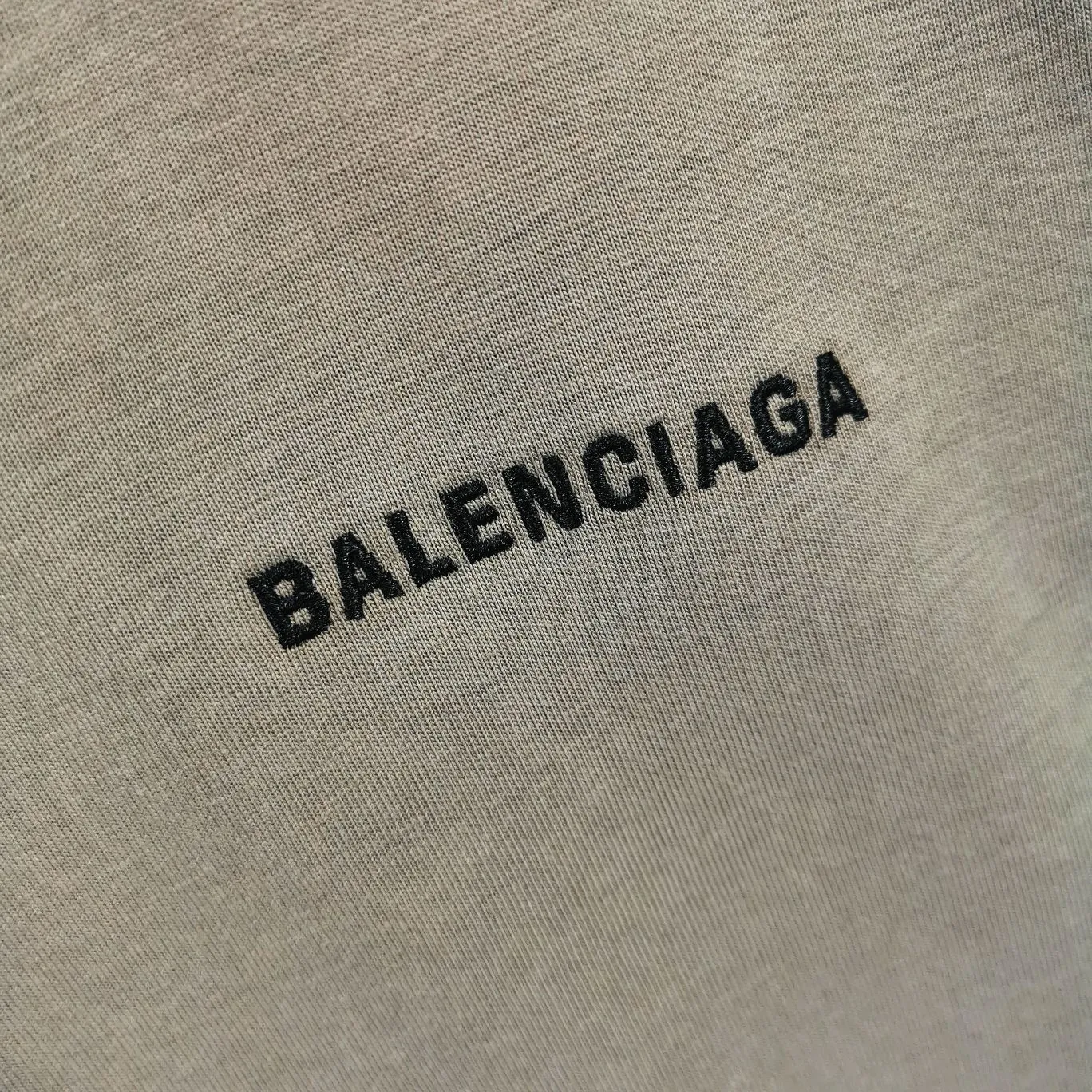 [New arrival] The top tried and tested version of BALENCIAGA with large LOGO basic letters on the back, pure cotton loose fit for male and female couples, the same fashion brand high-end embroidered pure cotton short-sleeved T-shirt. The god of simplicity in Paris, a volume sought after by many stars. Lisa’s favorite basic short-sleeved Paris style, which has a very high appearance rate. Wear alone, paired with jeans, shorts, and sweatpants, it's a versatile style. Xiaohongshu, a hot item on INS, a must-have for Paris fans.  Using Tajima embroidery technology imported from Japan, the printing looks very three-dimensional and full, with no threads. Regardless of the size, the front and back letters can be expressed perfectly! The fabric is made of 32S 260g combed cotton fabric, which is full of drape!  A complete set of customized tags, collar tags, washed, plastic bags, and most importantly, a complete set of bags, tag codes, and codes are all authentic.  Color: mint green dark gray Size: XS-L
