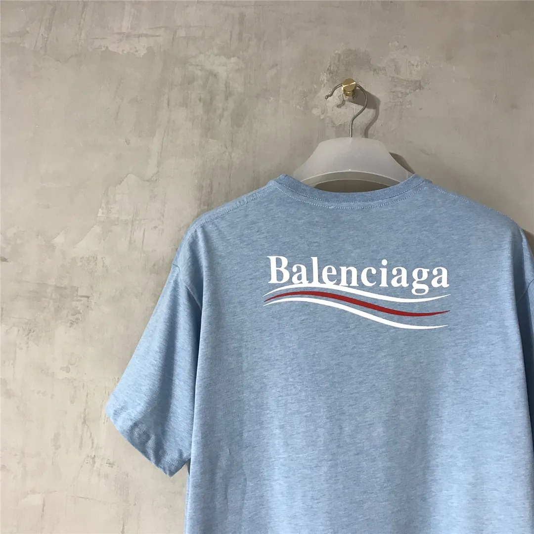 [Top tested version] Balenciaga Classic Loose Unisex Pure Cotton Short Sleeves by Balenciaga. Customized fabrics and printed accessories details are reproduced one to one. It is made of 280g cotton fabric with 32 count fine double cotton yarn plain weave, and the fabric surface is treated with dust-free woolen craftsmanship. The shoulder and chain seams are made of 0.8cm bundled strips inside, and the double chain stitching on the machine side is made of pure cotton. Here is an explanation of why I am dozens of yuan more expensive than others: 1. Each model is produced by the company. The detailed workmanship and fabrics are consistent with the genuine ones. There is no color difference between the ones at the counters. Guaranteed no color difference. Replicas are not scary. Whoever is fake is embarrassed. It’s not shameful to make a replica, it’s shameful if you can’t buy the correct version if you make a replica. All of my series can be found in all major places and will be absolutely stunning!  2. The fabric is made of 280g Paris-specific double yarn. No one can make better fabrics than mine. There is really no way to compare with the ordinary version on the market. Respect it. It is authentic and costs thousands of dollars. Don’t go for the quality of street stalls. 3. The workmanship has been restored in all aspects. The packaging has been restored in all aspects. 4. I guarantee here that this is the highest quality you can find. Size: XS-L Color: Haze Blue P:250