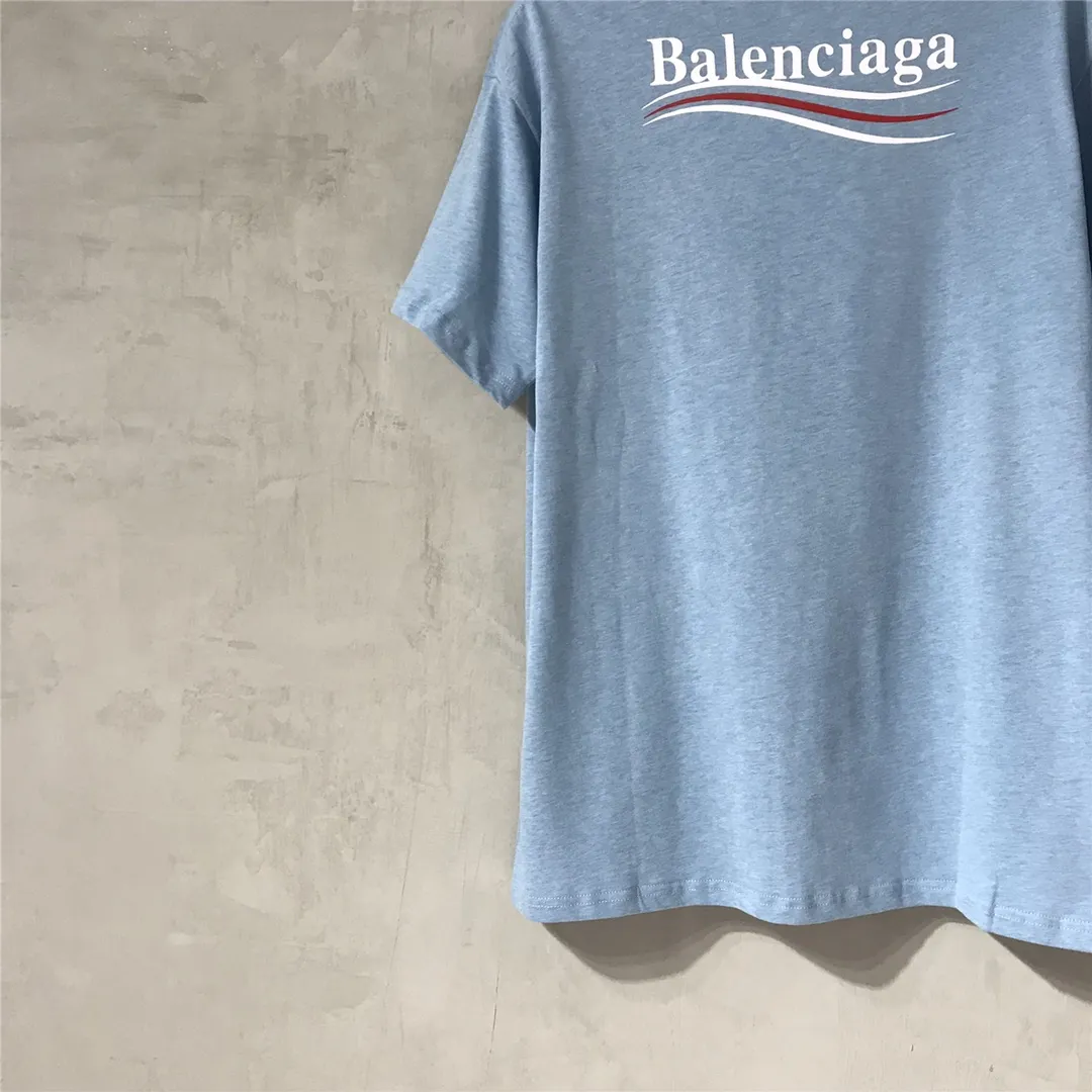 [Top tested version] Balenciaga Classic Loose Unisex Pure Cotton Short Sleeves by Balenciaga. Customized fabrics and printed accessories details are reproduced one to one. It is made of 280g cotton fabric with 32 count fine double cotton yarn plain weave, and the fabric surface is treated with dust-free woolen craftsmanship. The shoulder and chain seams are made of 0.8cm bundled strips inside, and the double chain stitching on the machine side is made of pure cotton. Here is an explanation of why I am dozens of yuan more expensive than others: 1. Each model is produced by the company. The detailed workmanship and fabrics are consistent with the genuine ones. There is no color difference between the ones at the counters. Guaranteed no color difference. Replicas are not scary. Whoever is fake is embarrassed. It’s not shameful to make a replica, it’s shameful if you can’t buy the correct version if you make a replica. All of my series can be found in all major places and will be absolutely stunning!  2. The fabric is made of 280g Paris-specific double yarn. No one can make better fabrics than mine. There is really no way to compare with the ordinary version on the market. Respect it. It is authentic and costs thousands of dollars. Don’t go for the quality of street stalls. 3. The workmanship has been restored in all aspects. The packaging has been restored in all aspects. 4. I guarantee here that this is the highest quality you can find. Size: XS-L Color: Haze Blue P:250